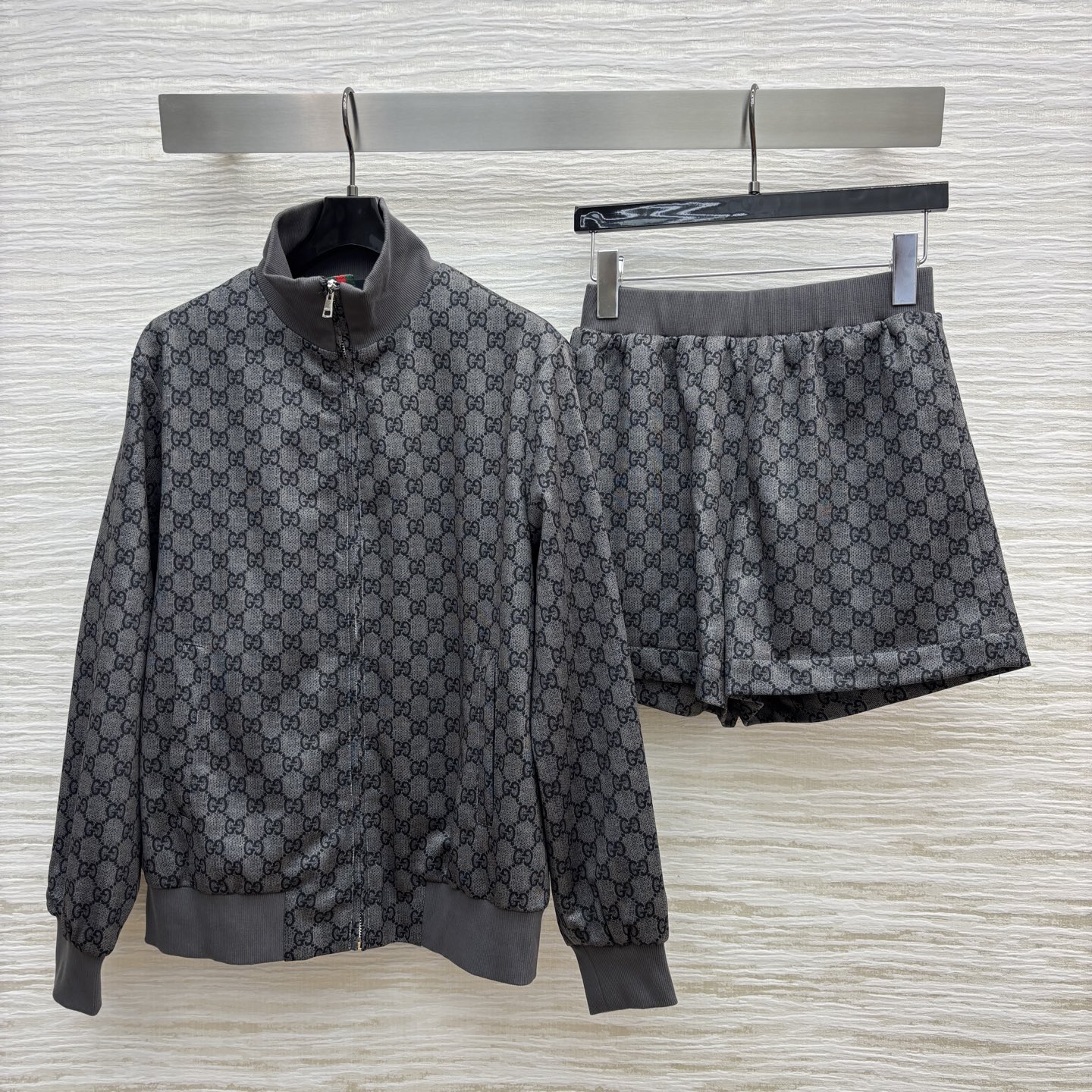 G家 25早秋新款 双G提花休闲运动套装 立领拉链外套+高腰短裤 拉链内里红色织带拼接装饰 简约吸睛又高