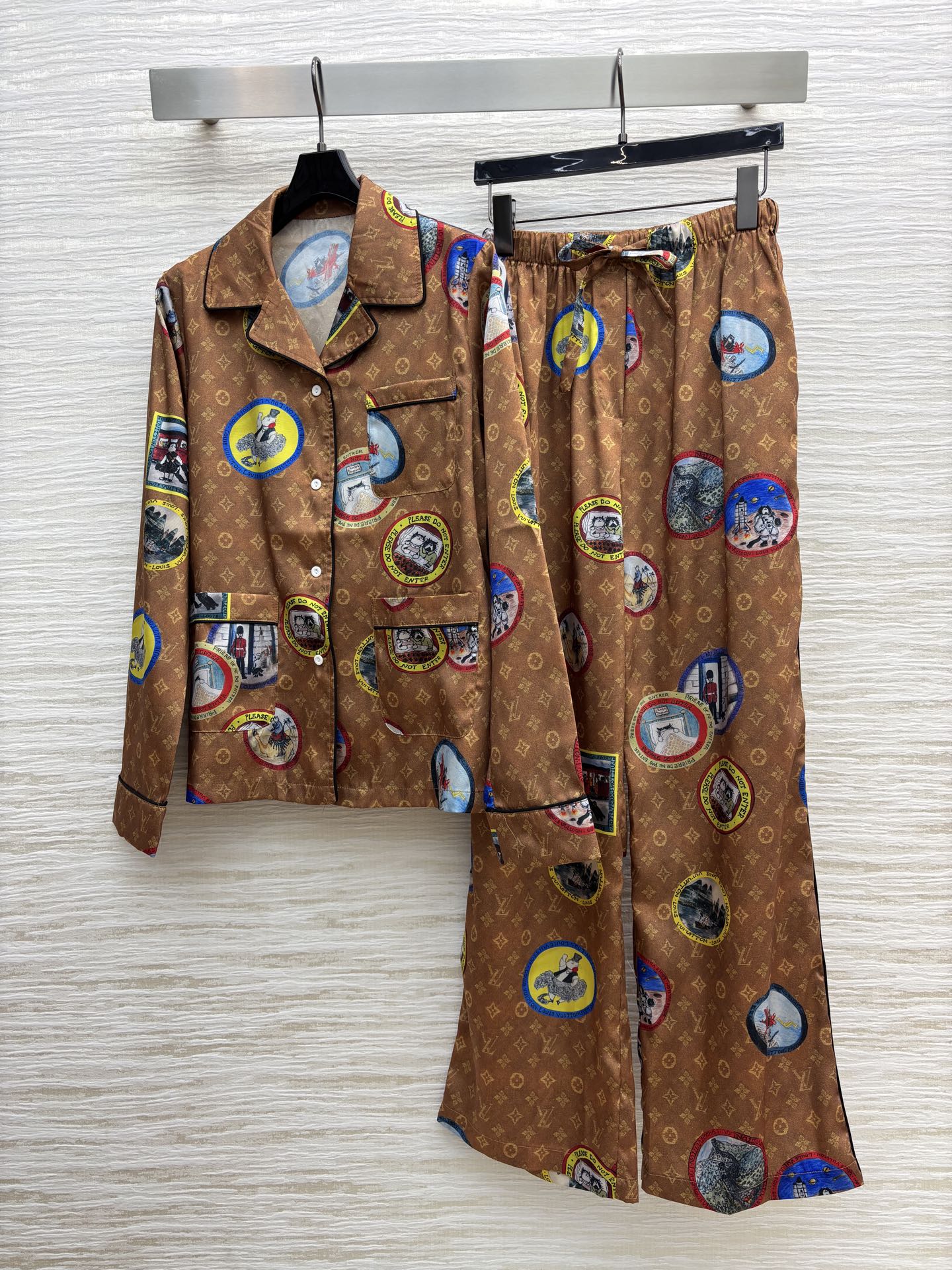 L家 25早秋新款 徽标老花居家套装 翻领长袖衬衫+系绳休闲裤 一套上身超显身材比例 经典老花＋徽标元素