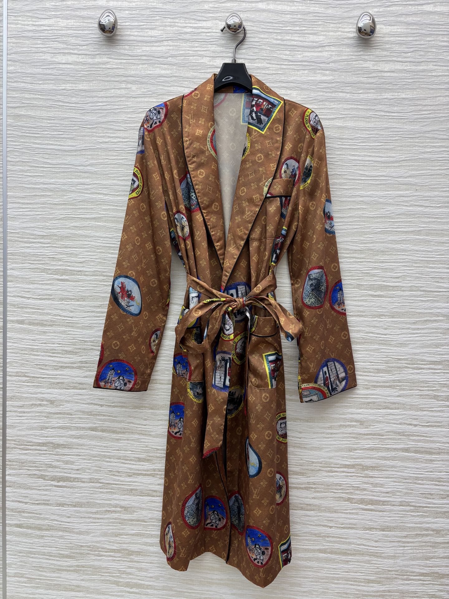 L家 25早秋新款 徽标老花睡袍式风衣 字母印花图案＋徽标元素徽章 松弛而时髦 带有满满名媛老钱感 长款