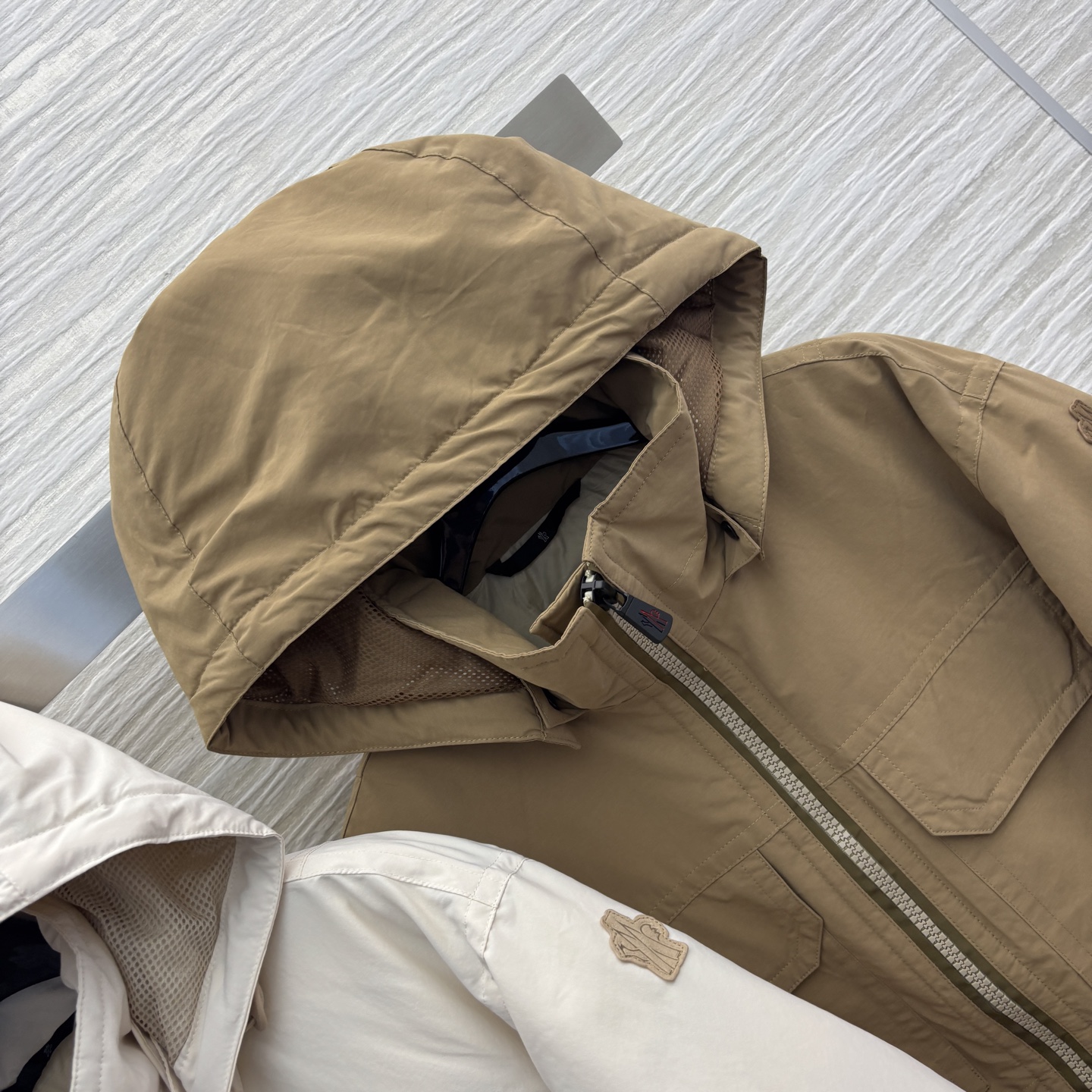 M家 25早秋新款 连帽立领收腰羽绒服 可拆卸连帽立领设计 拉链开合门襟胶牌logo点缀 彰显品牌魅力 