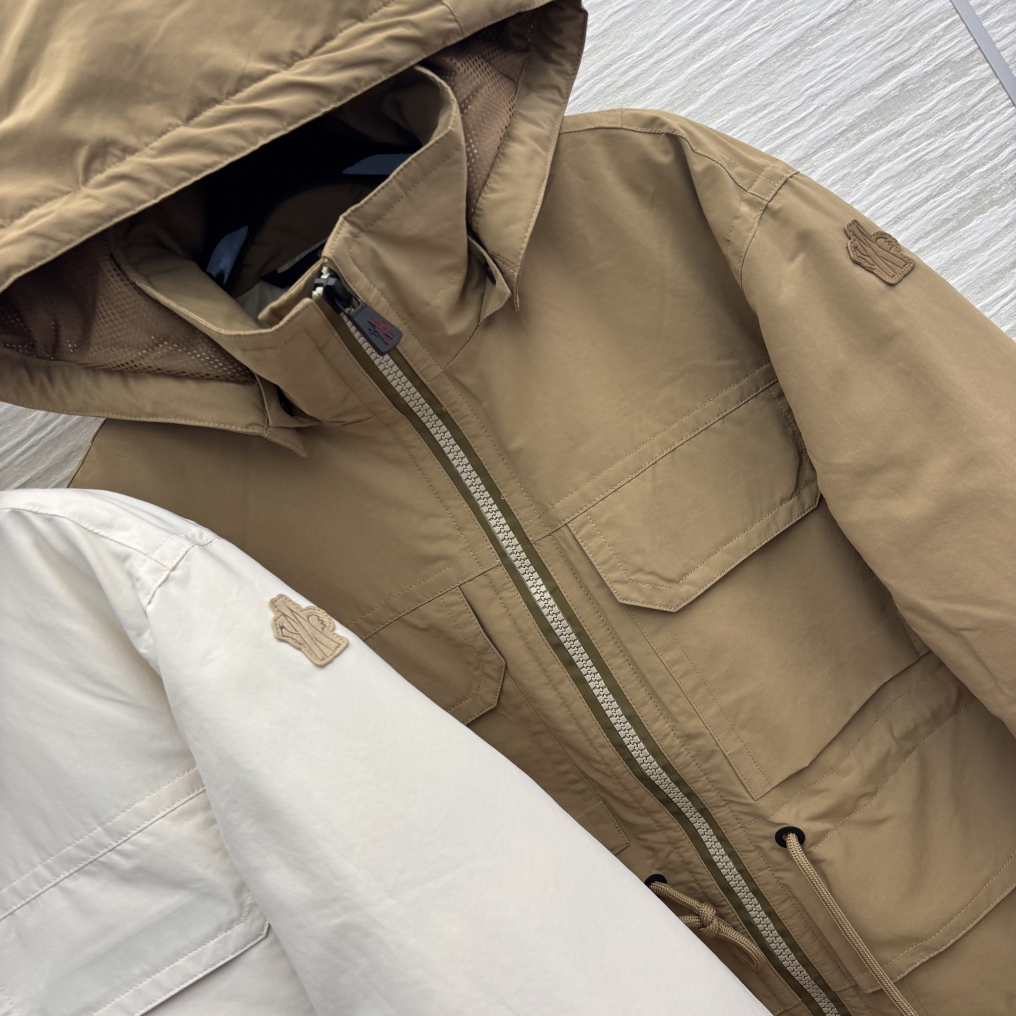 M家 25早秋新款 连帽立领收腰羽绒服 可拆卸连帽立领设计 拉链开合门襟胶牌logo点缀 彰显品牌魅力 
