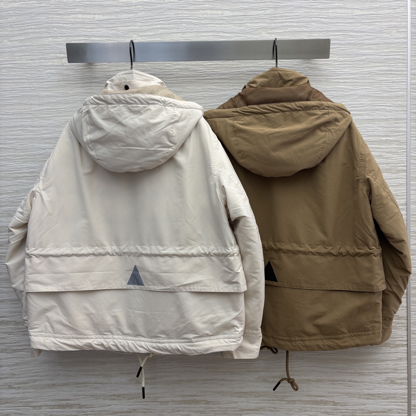 M家 25早秋新款 连帽立领收腰羽绒服 可拆卸连帽立领设计 拉链开合门襟胶牌logo点缀 彰显品牌魅力 
