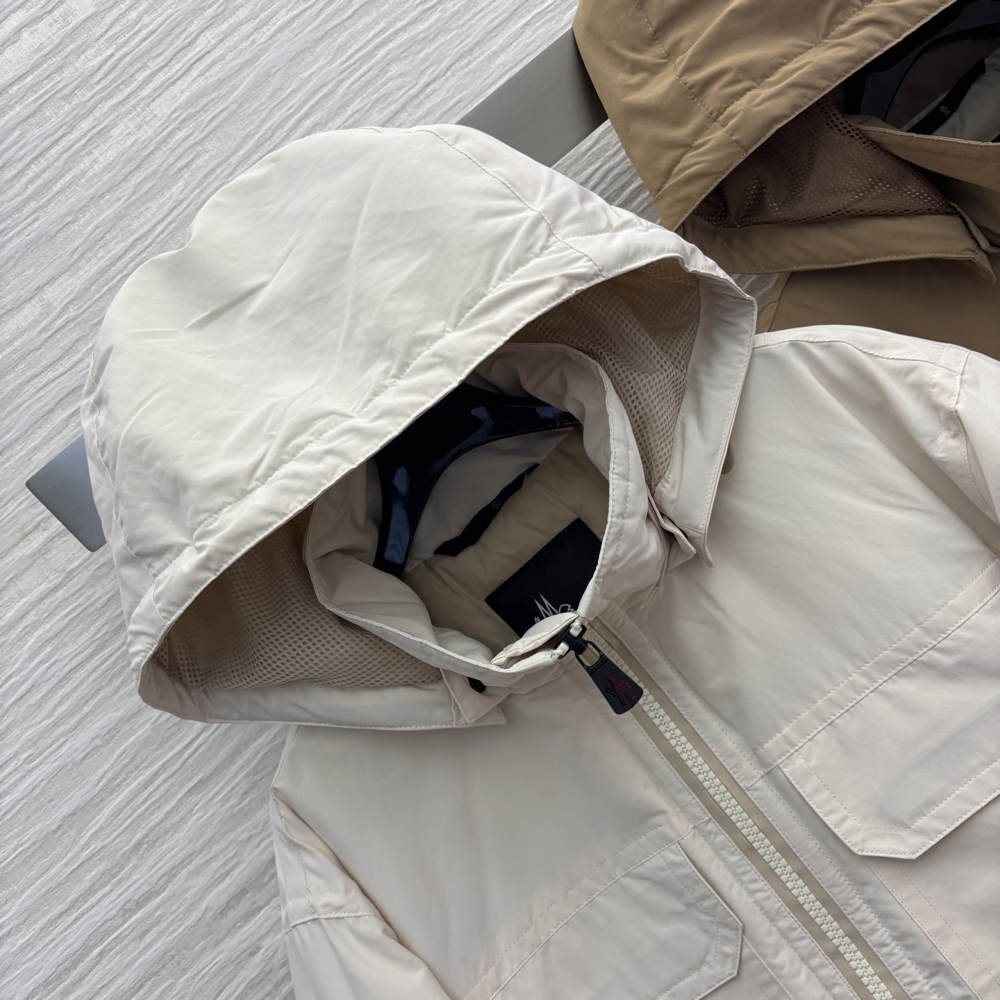 M家 25早秋新款 连帽立领收腰羽绒服 可拆卸连帽立领设计 拉链开合门襟胶牌logo点缀 彰显品牌魅力 