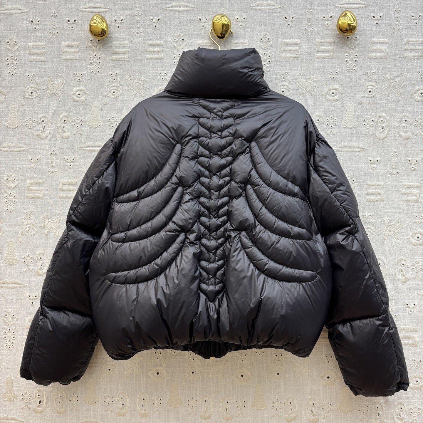 Sch 25秋冬 异形扣装饰羽绒服 立领短款版型 简洁大气的设计 足够实穿并且永远不怕过时哦 细节跟足国