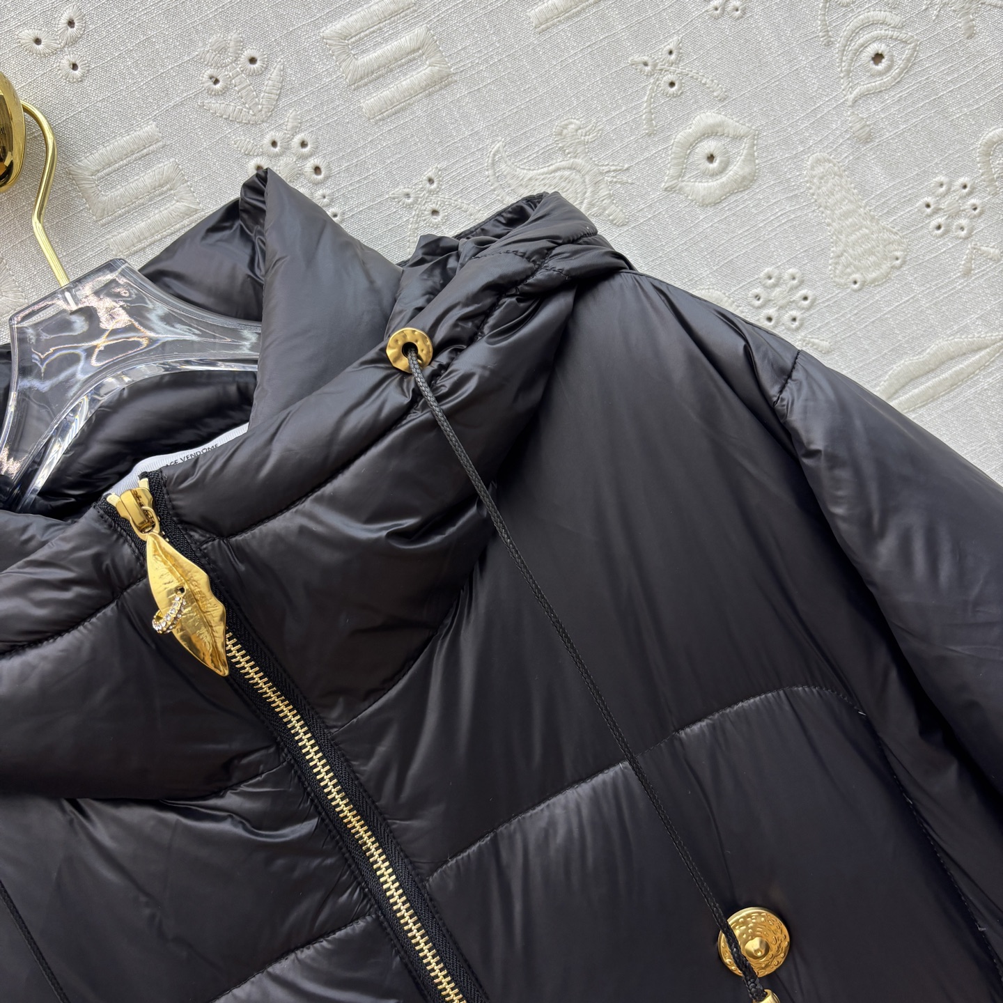 Sch 25秋冬新款 异形扣装饰连帽中长羽绒服 连帽廓形立领设计 开模异形五金装饰 每个细节都很完美 整