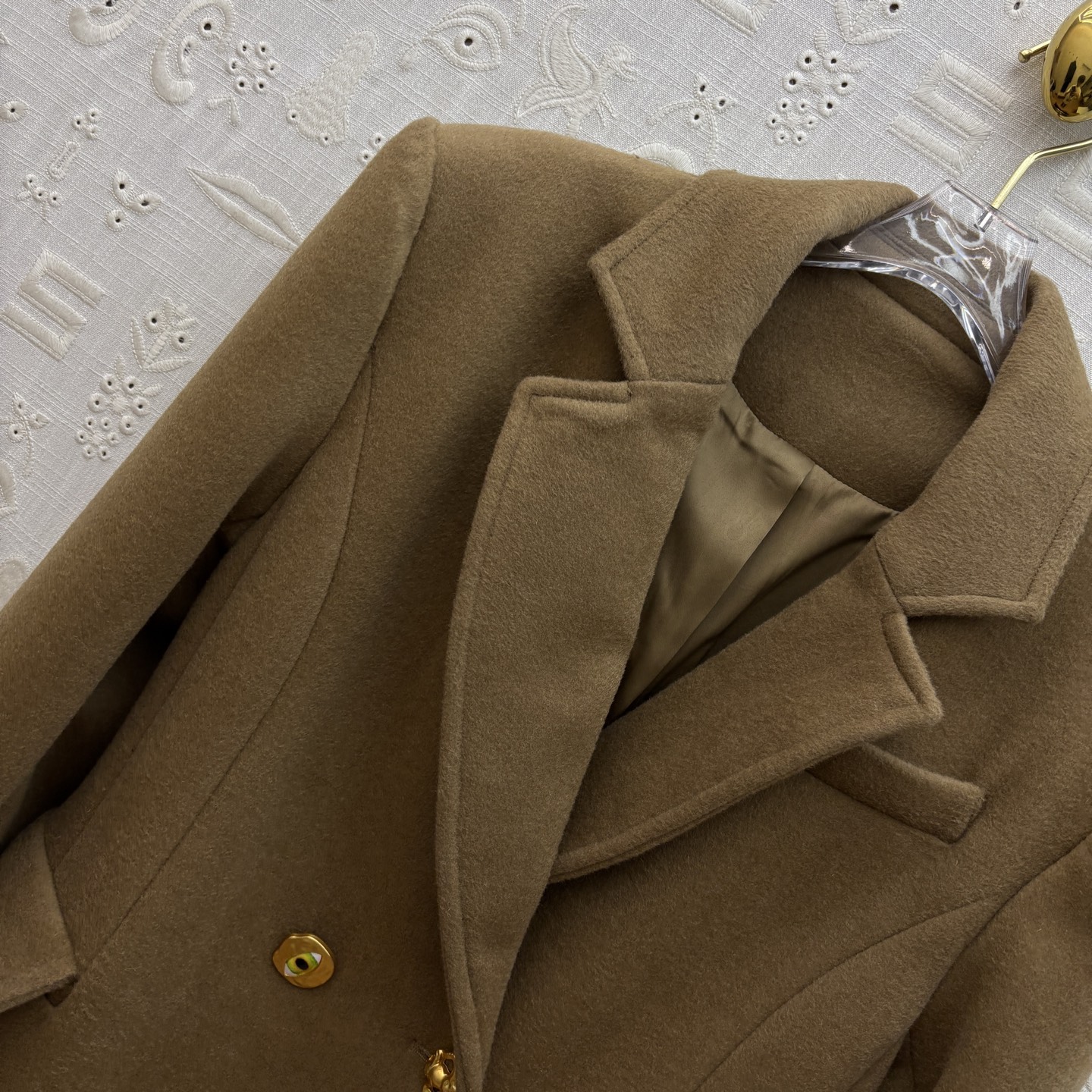 Sch 25秋冬新款 异形扣翻领羊毛呢大衣外套 每个扣子都不一样哦 上身就是满满的气场感 带有复古风格 