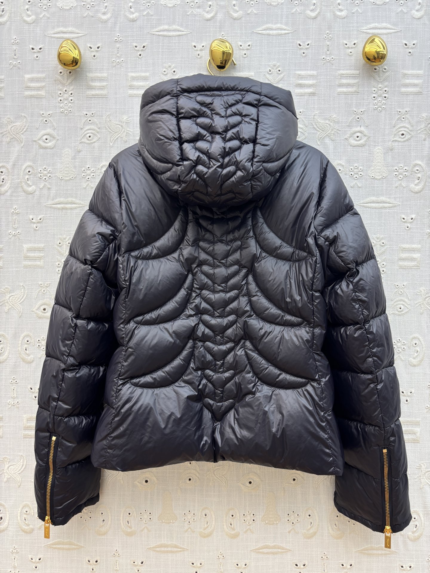 Sch家 25秋冬新款 异形扣装饰连帽基础款羽绒服 横条连帽版型 上身显瘦不挑人 经典的爆款版型 开模异