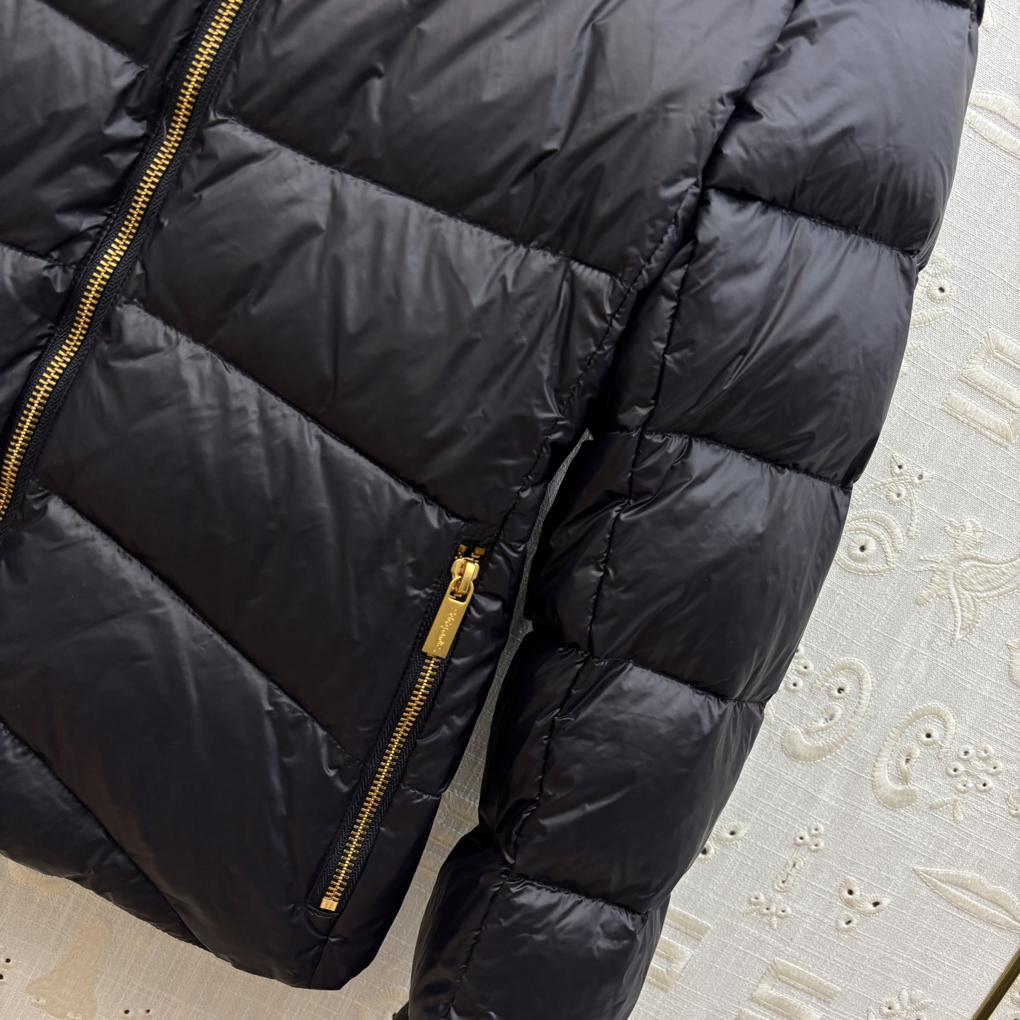 Sch家 25秋冬新款 异形扣装饰连帽基础款羽绒服 横条连帽版型 上身显瘦不挑人 经典的爆款版型 开模异