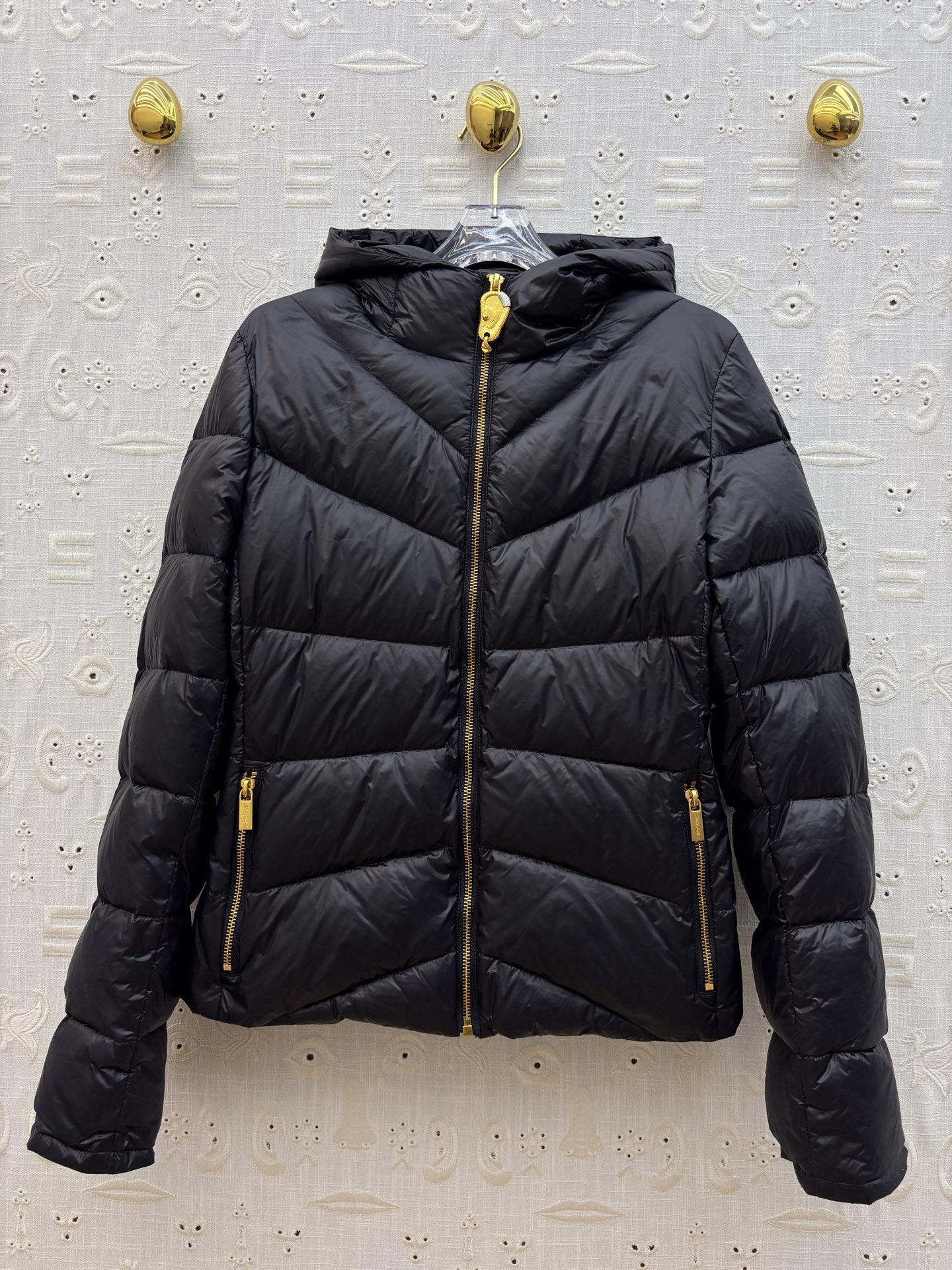 Sch家 25秋冬新款 异形扣装饰连帽基础款羽绒服 横条连帽版型 上身显瘦不挑人 经典的爆款版型 开模异