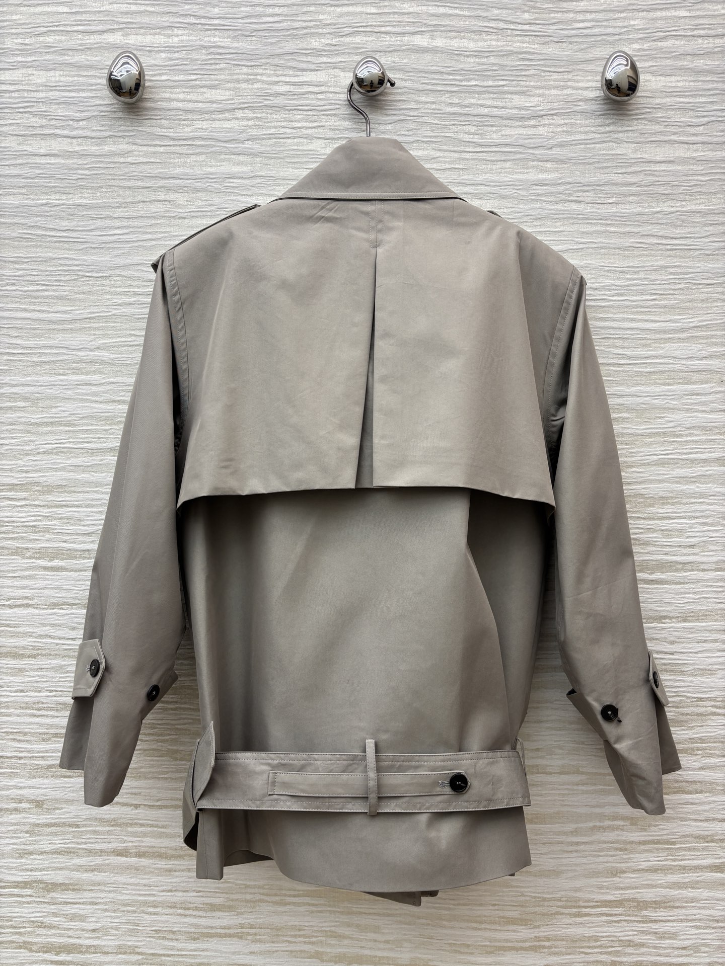 小众设计 翻领双排扣风衣 廓形感风衣外套 满满的时髦博主范 翻领双排扣设计 落肩阔型剪裁版型 利落慵懒随