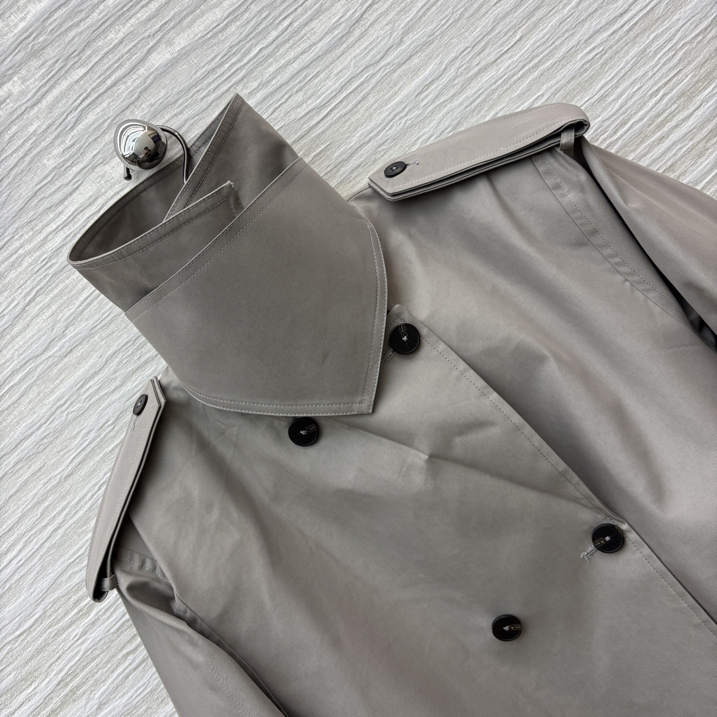 小众设计 翻领双排扣风衣 廓形感风衣外套 满满的时髦博主范 翻领双排扣设计 落肩阔型剪裁版型 利落慵懒随