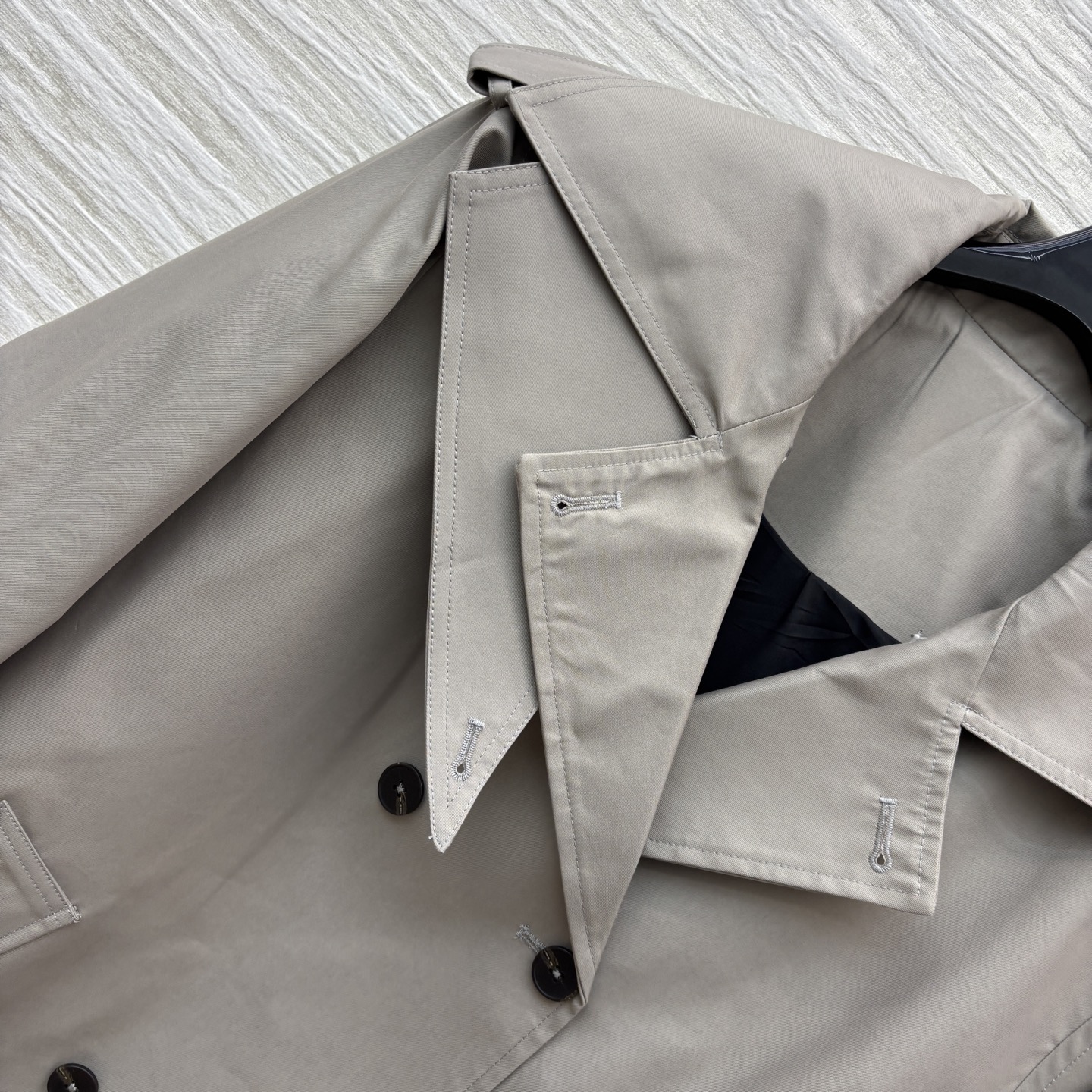 小众设计 翻领双排扣风衣 廓形感风衣外套 满满的时髦博主范 翻领双排扣设计 落肩阔型剪裁版型 利落慵懒随