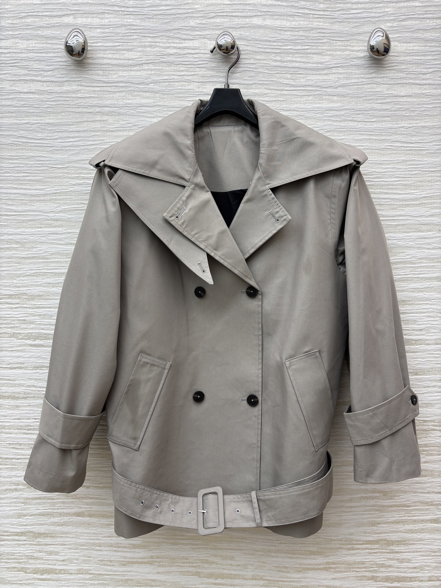 小众设计 翻领双排扣风衣 廓形感风衣外套 满满的时髦博主范 翻领双排扣设计 落肩阔型剪裁版型 利落慵懒随