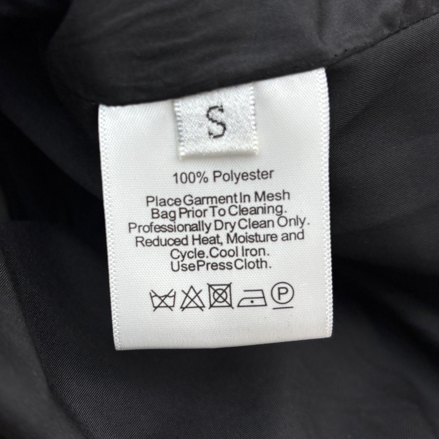 小众设计 翻领双排扣风衣 廓形感风衣外套 满满的时髦博主范 翻领双排扣设计 落肩阔型剪裁版型 利落慵懒随