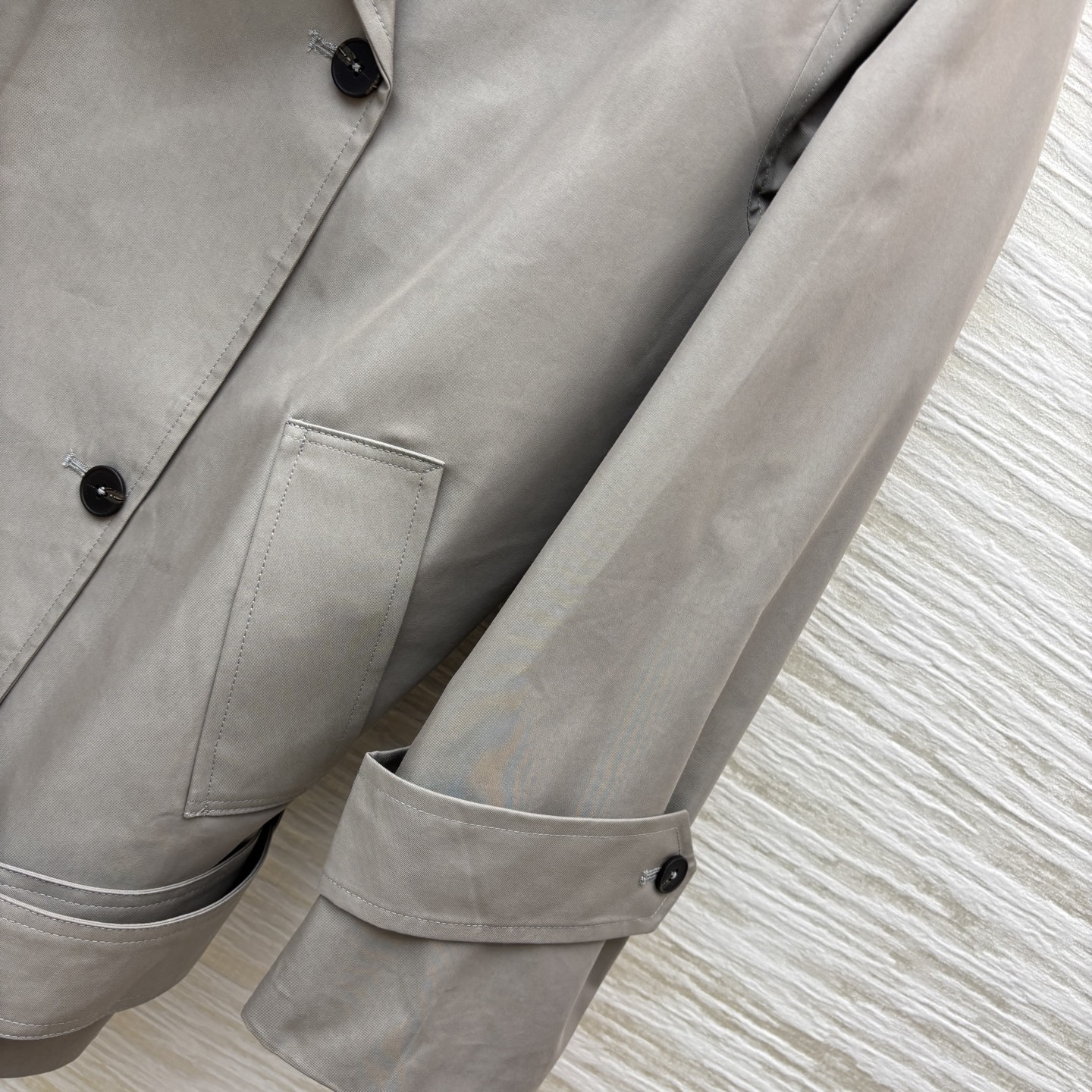 小众设计 翻领双排扣风衣 廓形感风衣外套 满满的时髦博主范 翻领双排扣设计 落肩阔型剪裁版型 利落慵懒随