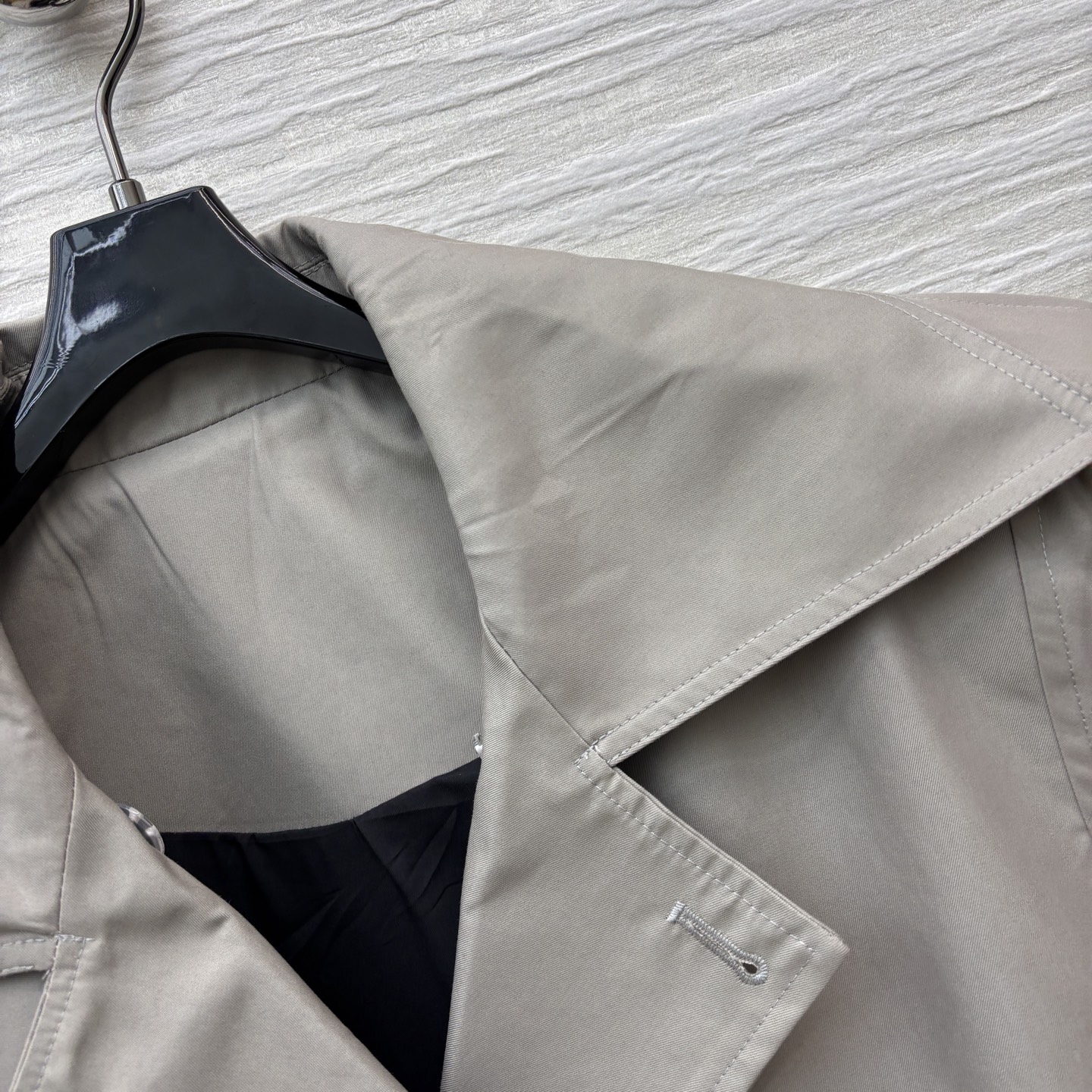 小众设计 翻领双排扣风衣 廓形感风衣外套 满满的时髦博主范 翻领双排扣设计 落肩阔型剪裁版型 利落慵懒随