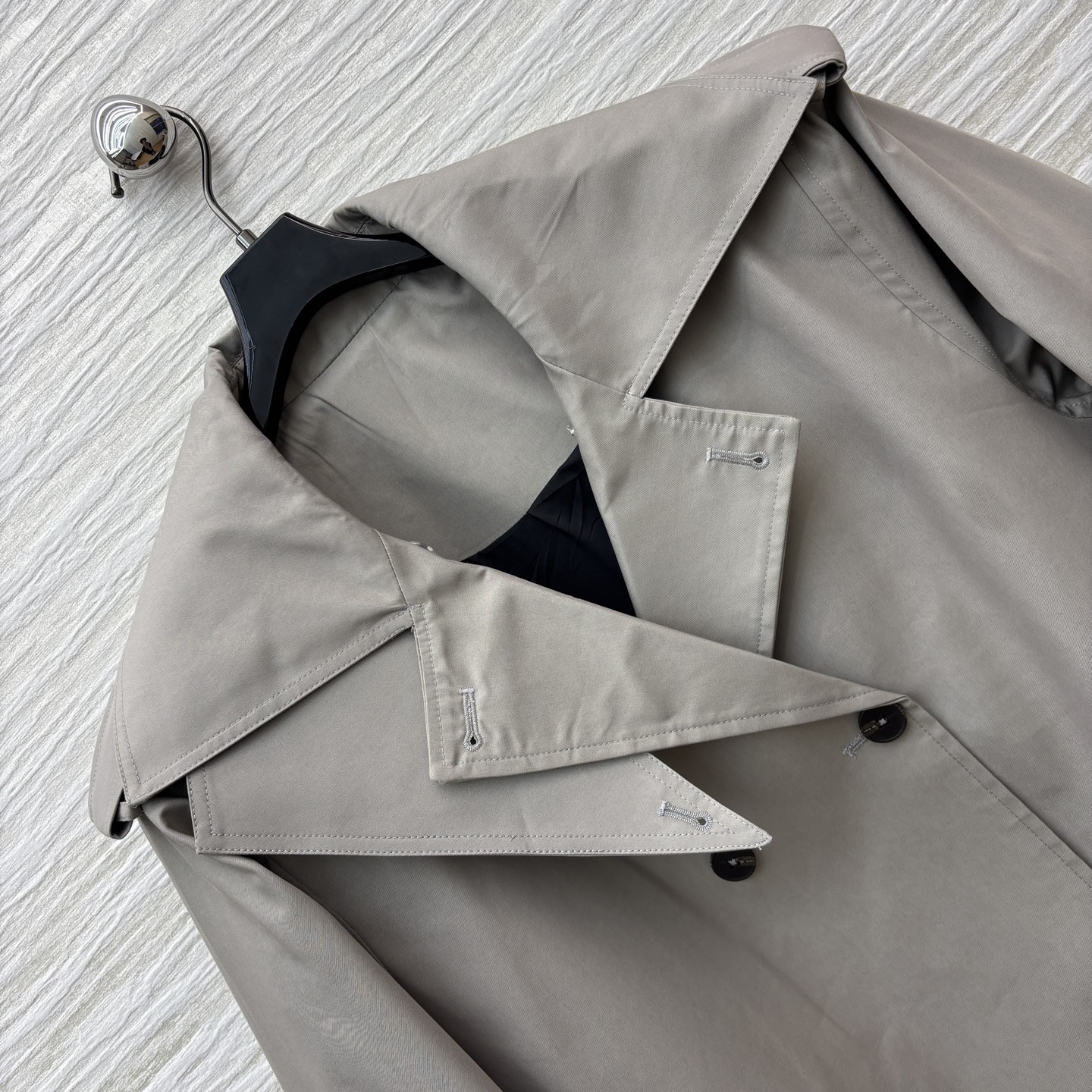 小众设计 翻领双排扣风衣 廓形感风衣外套 满满的时髦博主范 翻领双排扣设计 落肩阔型剪裁版型 利落慵懒随