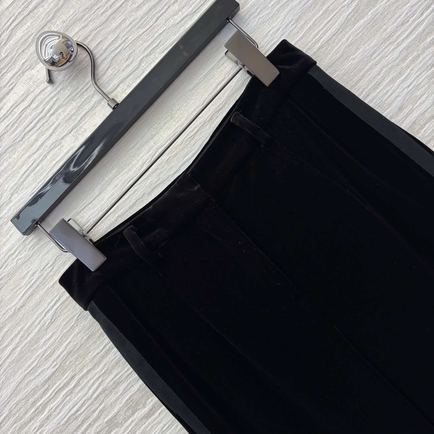 D家 直筒丝绒裤 双侧织带拼接 直简阔腿裤型 一秒显瘦又百搭 显高显瘦的时髦神器 日常很适合 舒适感超好