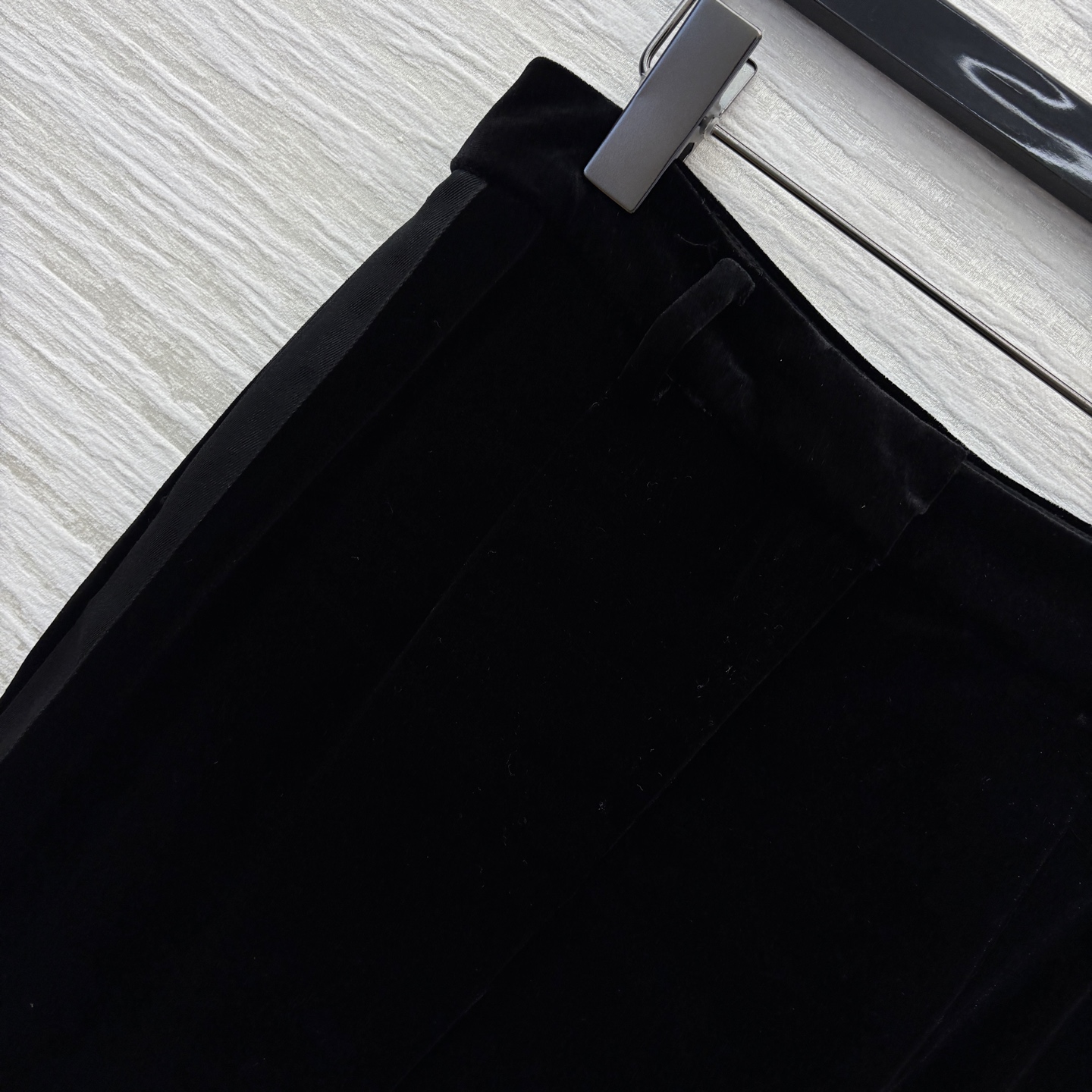 D家 直筒丝绒裤 双侧织带拼接 直简阔腿裤型 一秒显瘦又百搭 显高显瘦的时髦神器 日常很适合 舒适感超好