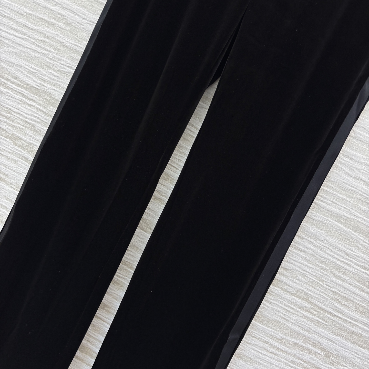 D家 直筒丝绒裤 双侧织带拼接 直简阔腿裤型 一秒显瘦又百搭 显高显瘦的时髦神器 日常很适合 舒适感超好