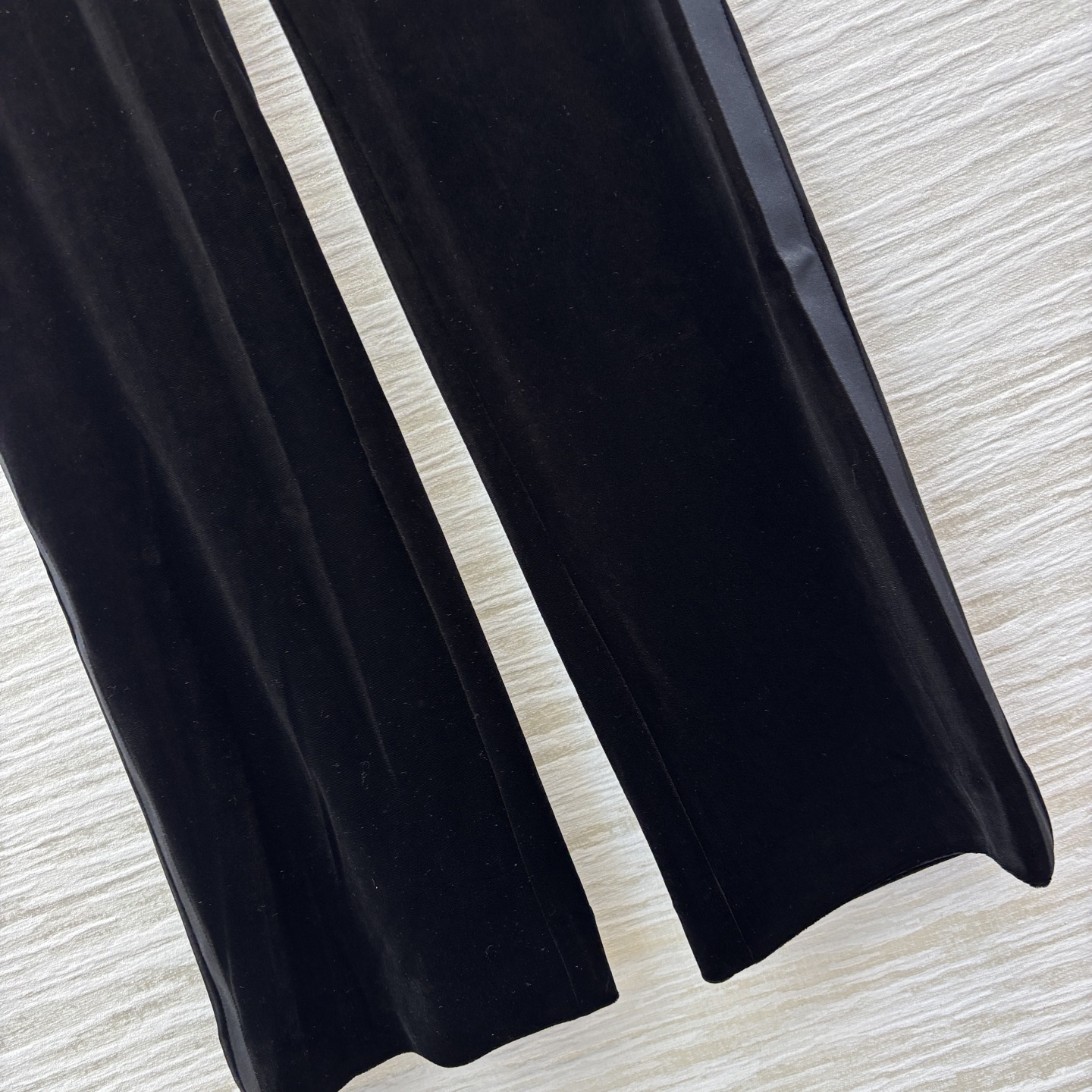 D家 直筒丝绒裤 双侧织带拼接 直简阔腿裤型 一秒显瘦又百搭 显高显瘦的时髦神器 日常很适合 舒适感超好