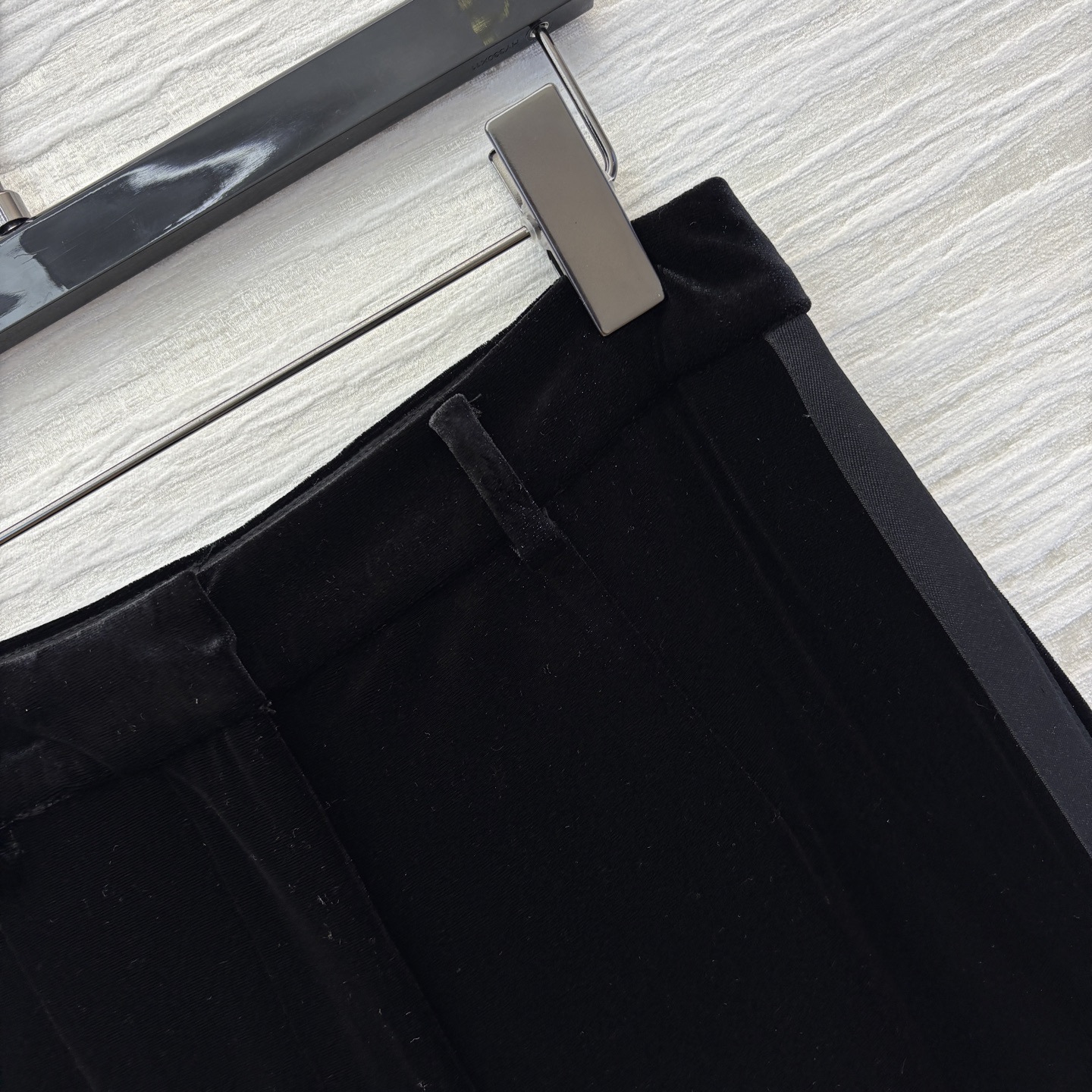 D家 直筒丝绒裤 双侧织带拼接 直简阔腿裤型 一秒显瘦又百搭 显高显瘦的时髦神器 日常很适合 舒适感超好