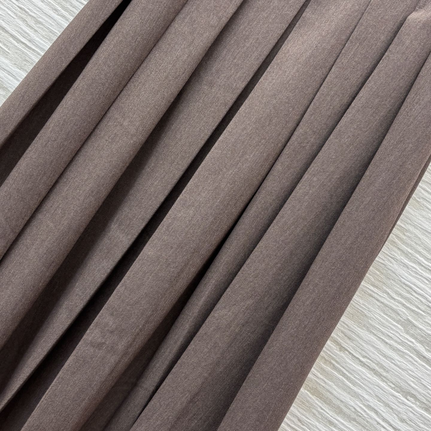 lP🆕家 25早秋新款 高腰百褶半身裙 质感绝了 超级实用 版型很遮肉 对身材包容性很好 搭配同系列短袖