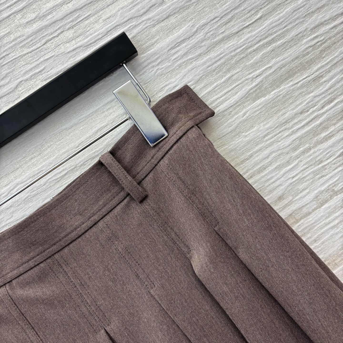 lP🆕家 25早秋新款 高腰百褶半身裙 质感绝了 超级实用 版型很遮肉 对身材包容性很好 搭配同系列短袖