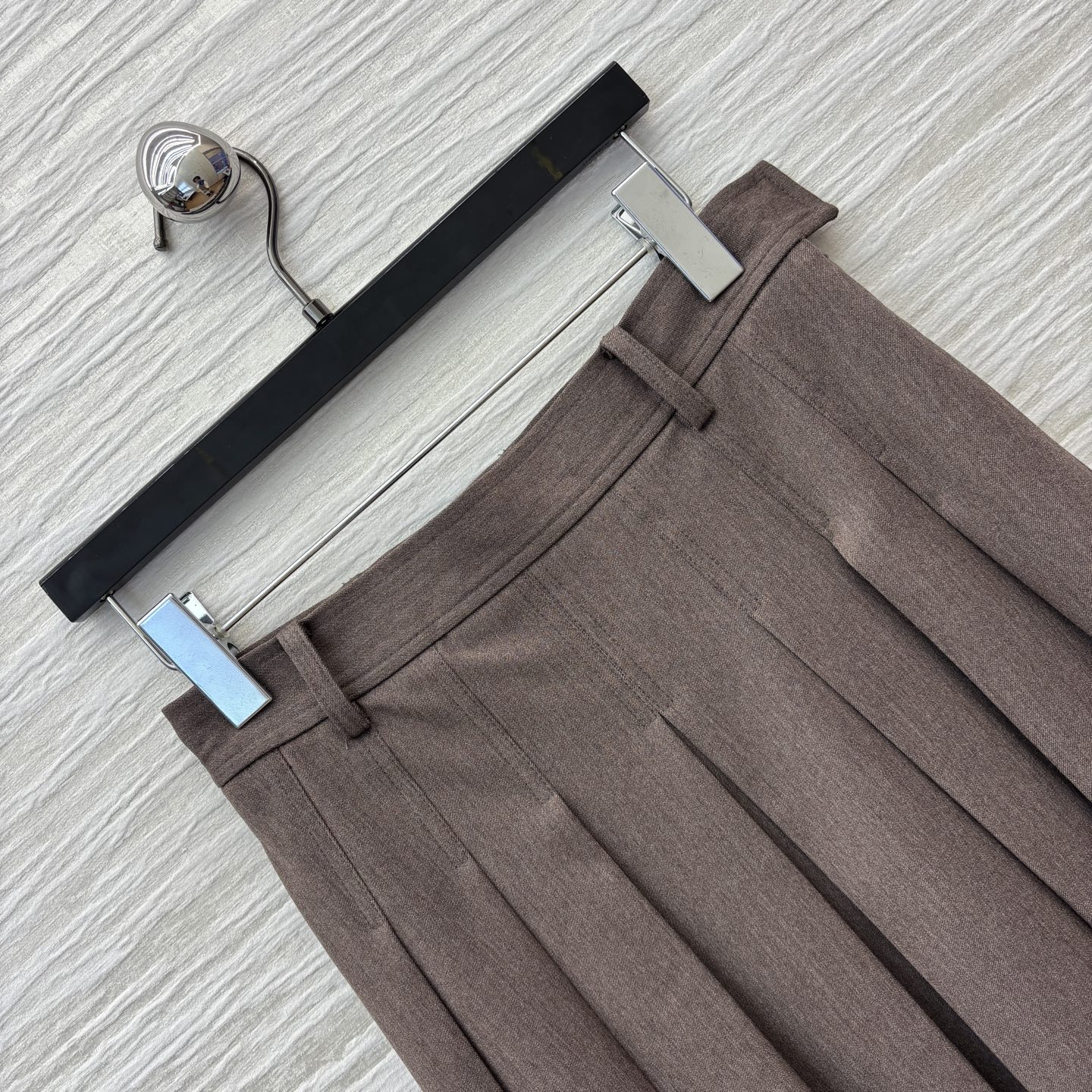 lP🆕家 25早秋新款 高腰百褶半身裙 质感绝了 超级实用 版型很遮肉 对身材包容性很好 搭配同系列短袖