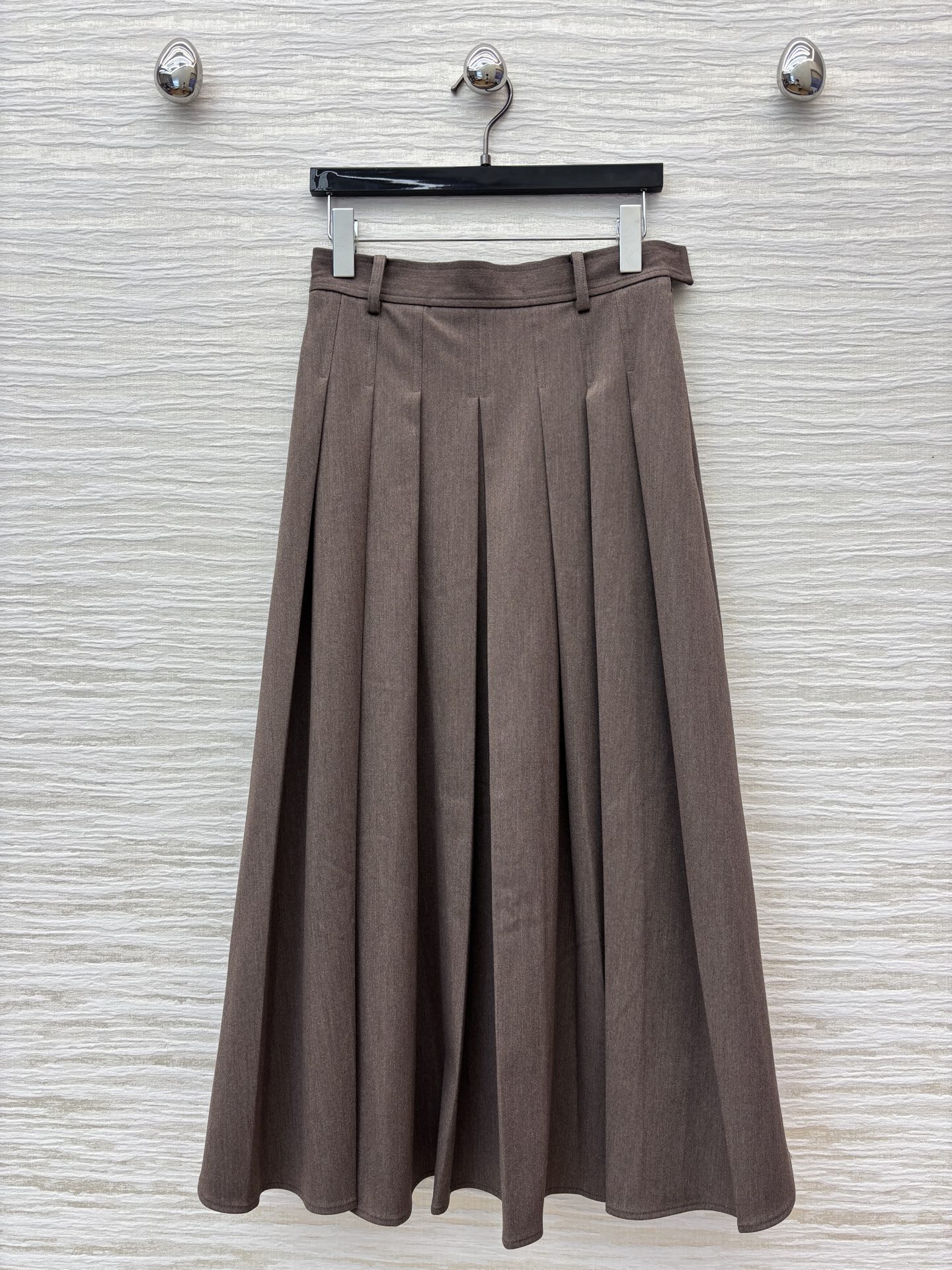 lP🆕家 25早秋新款 高腰百褶半身裙 质感绝了 超级实用 版型很遮肉 对身材包容性很好 搭配同系列短袖