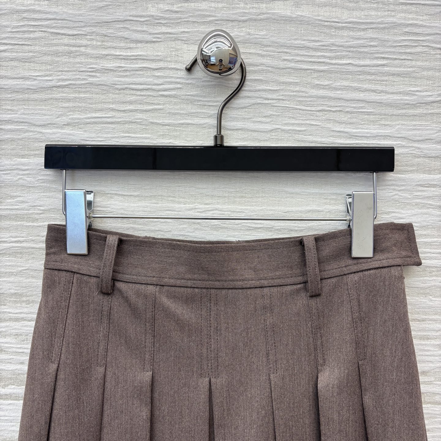 lP🆕家 25早秋新款 高腰百褶半身裙 质感绝了 超级实用 版型很遮肉 对身材包容性很好 搭配同系列短袖