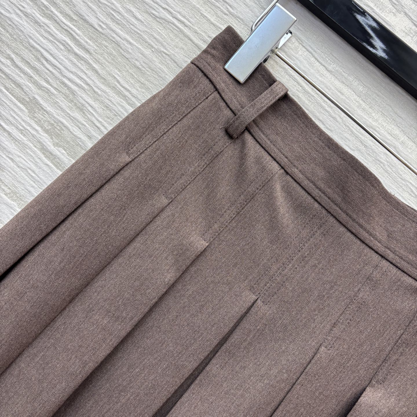 lP🆕家 25早秋新款 高腰百褶半身裙 质感绝了 超级实用 版型很遮肉 对身材包容性很好 搭配同系列短袖