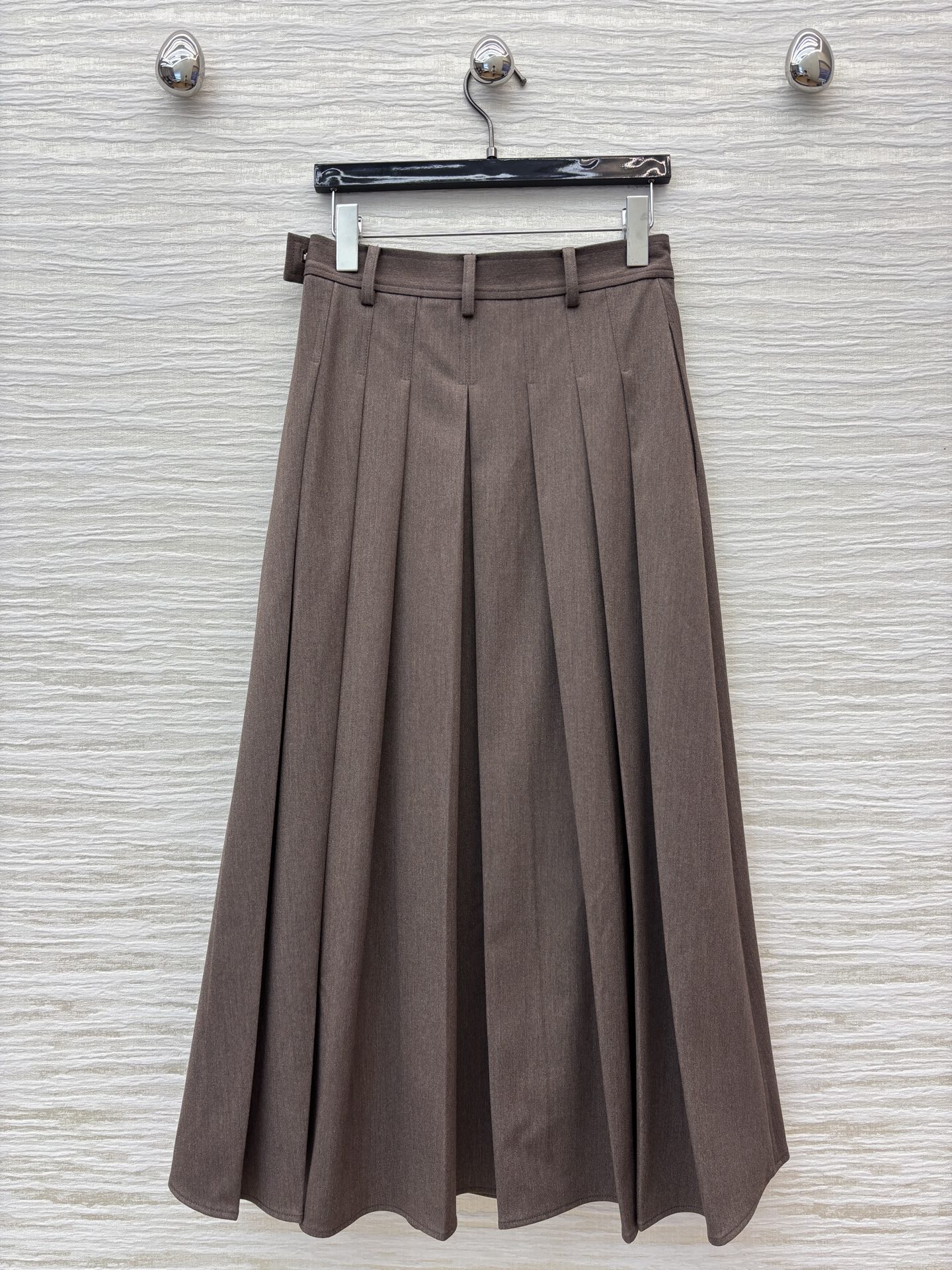 lP🆕家 25早秋新款 高腰百褶半身裙 质感绝了 超级实用 版型很遮肉 对身材包容性很好 搭配同系列短袖