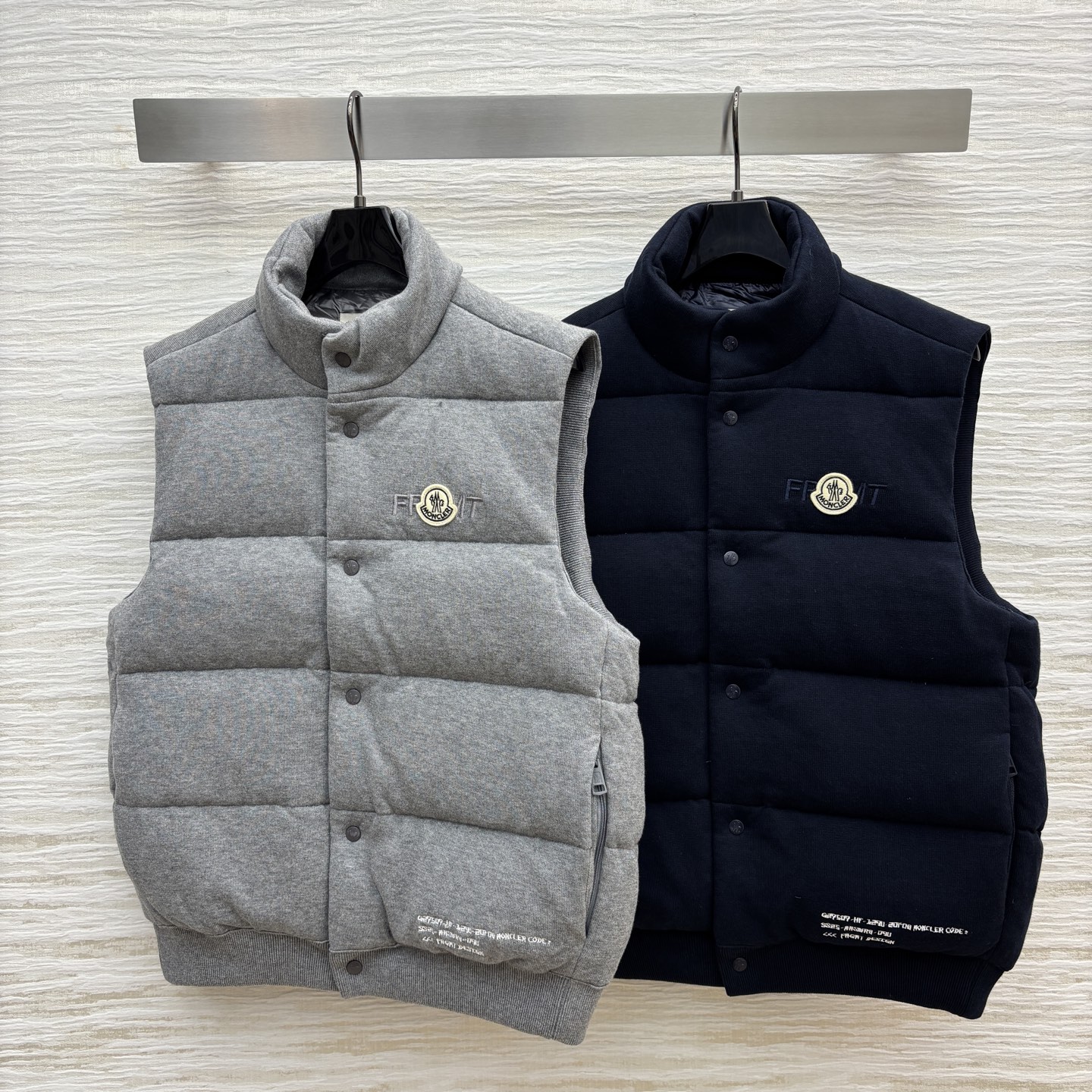 MO家 25早秋新款 针织羊毛立领羽绒服马甲 小高领立体剪裁 宽松版型上身帅气时髦 YB字母logo贴布