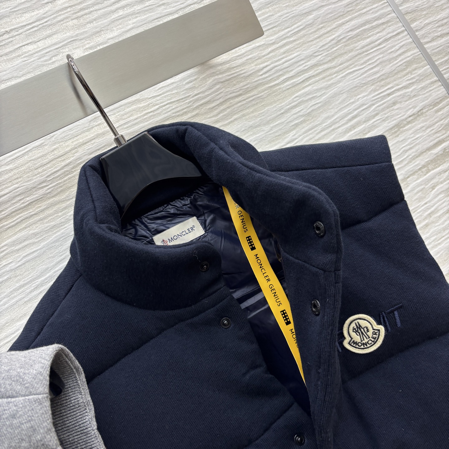 MO家 25早秋新款 针织羊毛立领羽绒服马甲 小高领立体剪裁 宽松版型上身帅气时髦 YB字母logo贴布