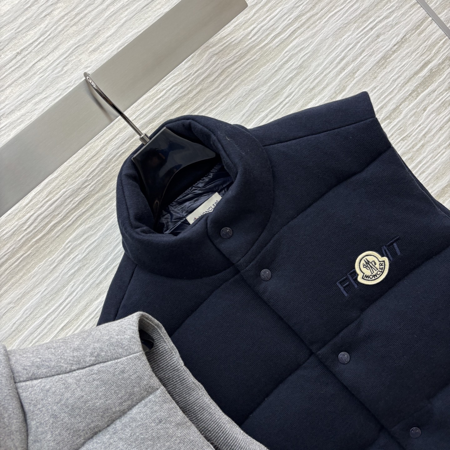 MO家 25早秋新款 针织羊毛立领羽绒服马甲 小高领立体剪裁 宽松版型上身帅气时髦 YB字母logo贴布