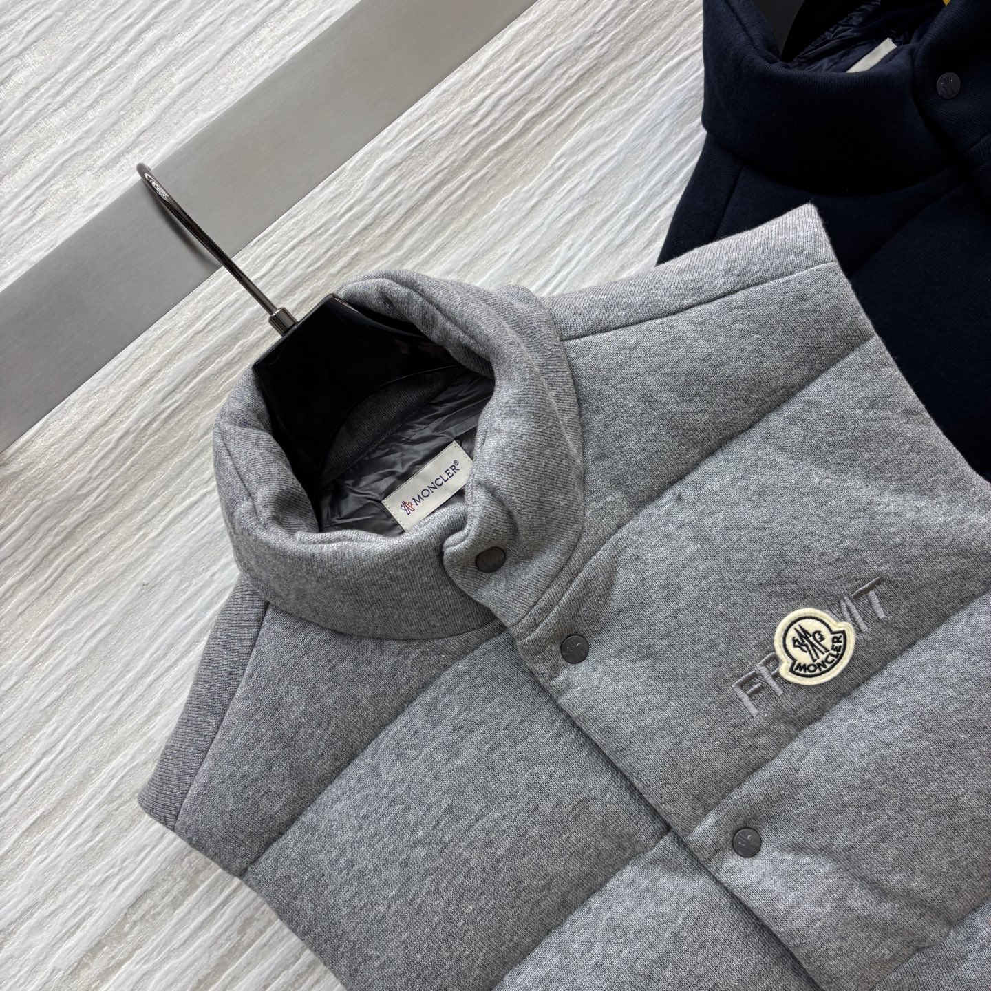 MO家 25早秋新款 针织羊毛立领羽绒服马甲 小高领立体剪裁 宽松版型上身帅气时髦 YB字母logo贴布