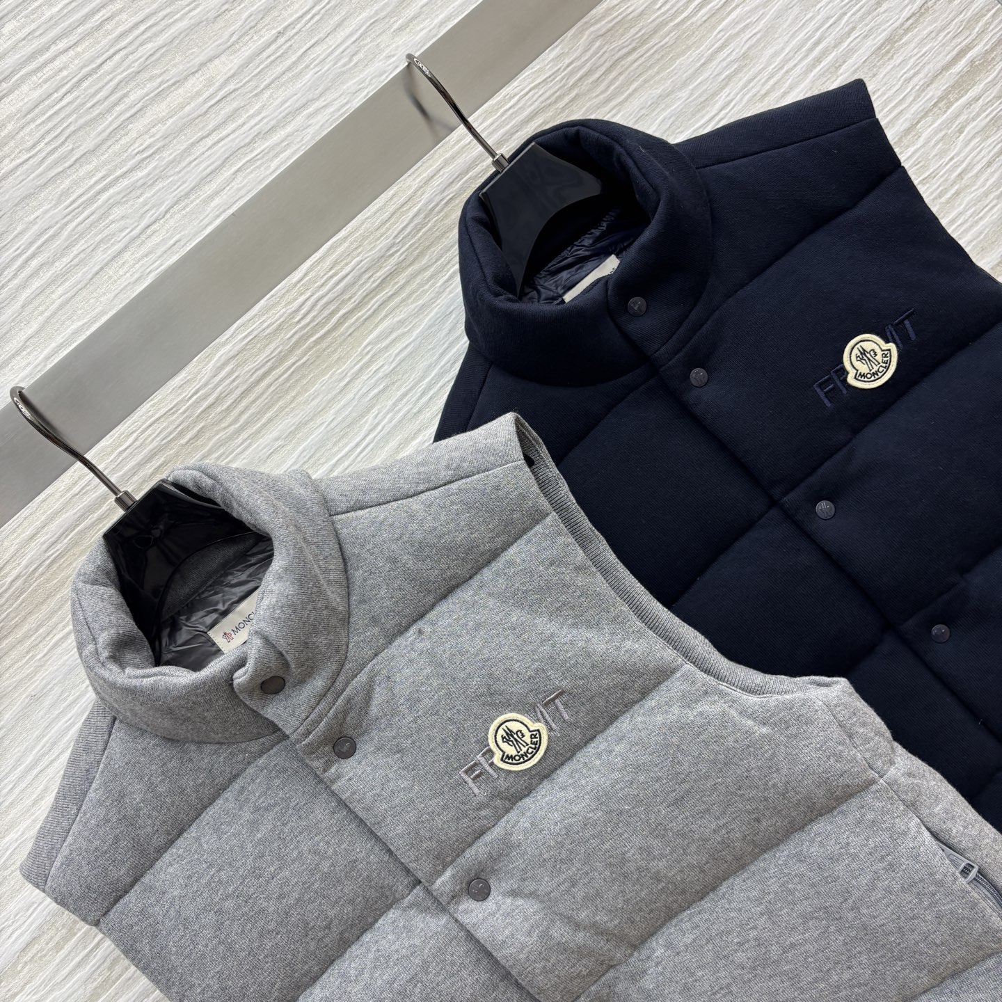 MO家 25早秋新款 针织羊毛立领羽绒服马甲 小高领立体剪裁 宽松版型上身帅气时髦 YB字母logo贴布