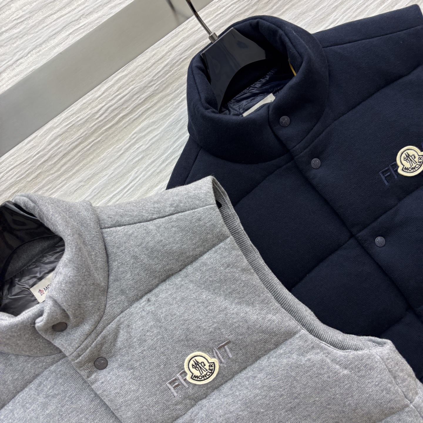 MO家 25早秋新款 针织羊毛立领羽绒服马甲 小高领立体剪裁 宽松版型上身帅气时髦 YB字母logo贴布