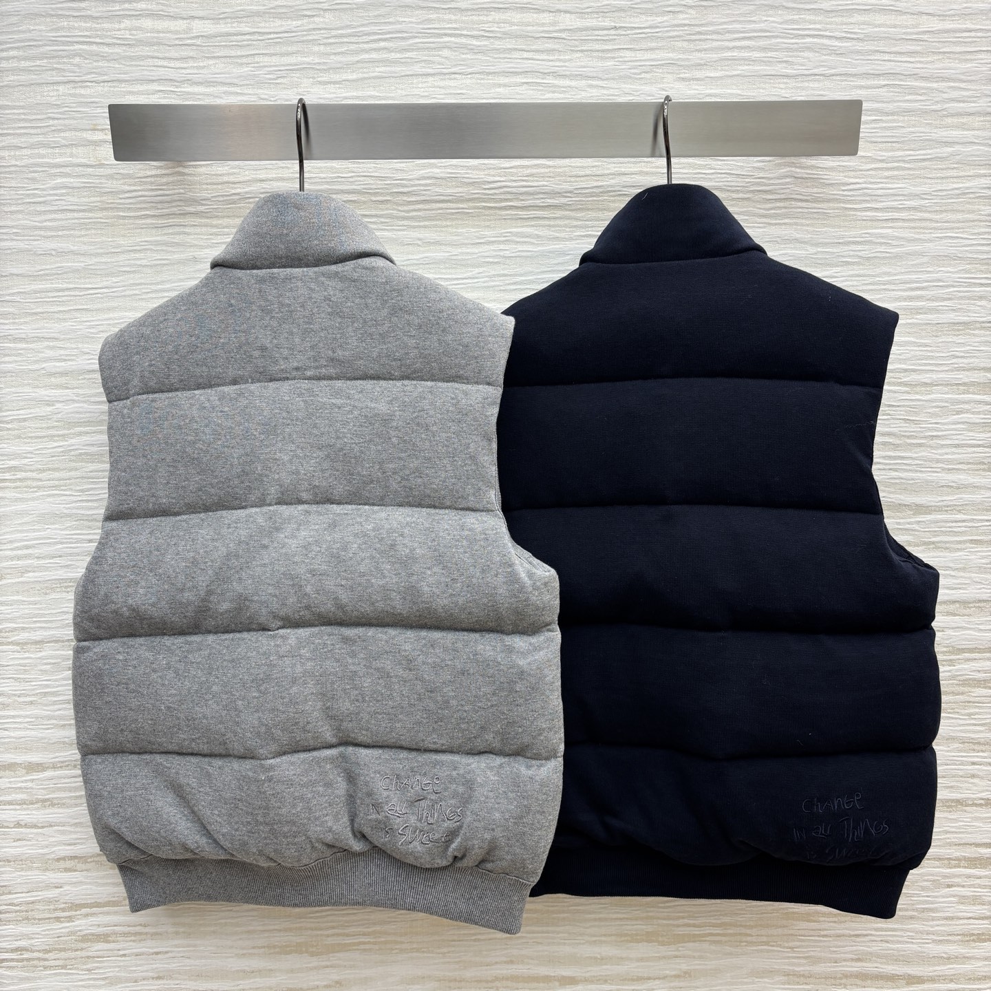 MO家 25早秋新款 针织羊毛立领羽绒服马甲 小高领立体剪裁 宽松版型上身帅气时髦 YB字母logo贴布