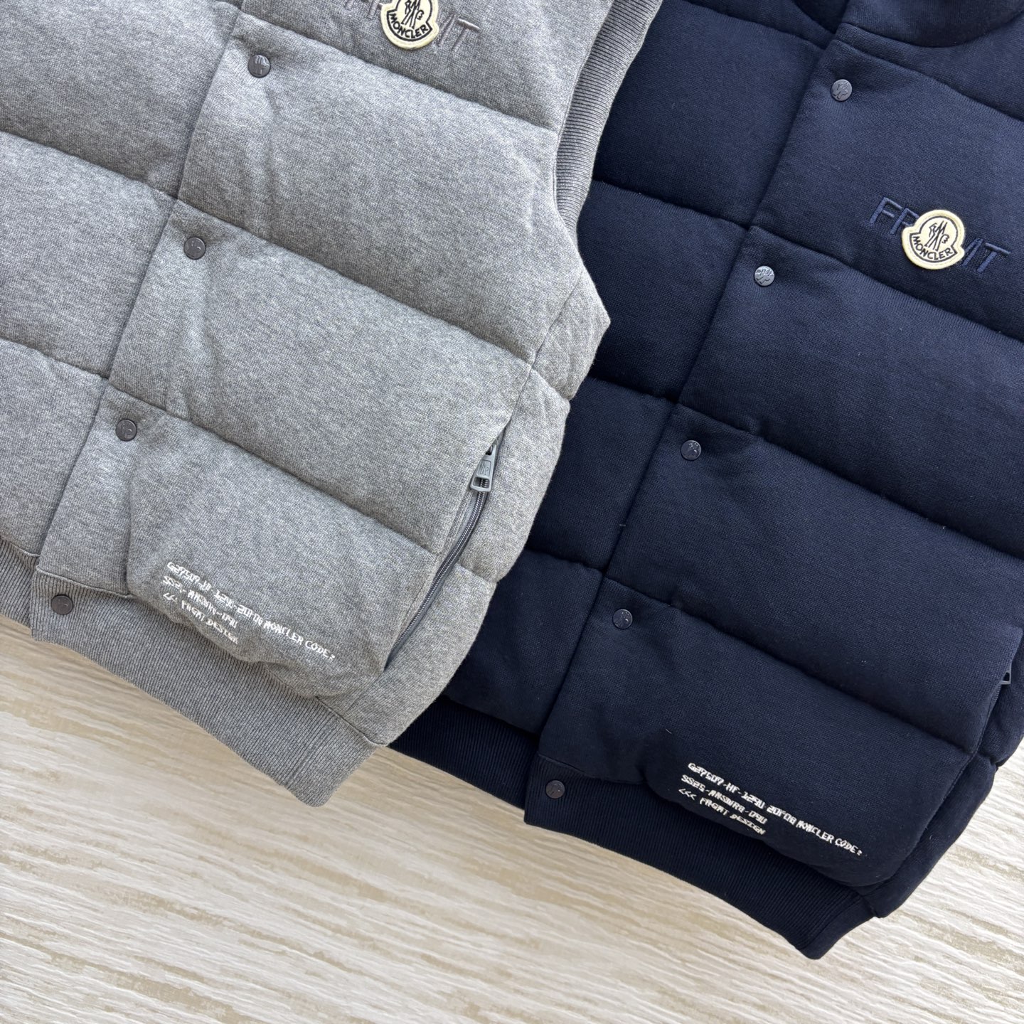 MO家 25早秋新款 针织羊毛立领羽绒服马甲 小高领立体剪裁 宽松版型上身帅气时髦 YB字母logo贴布