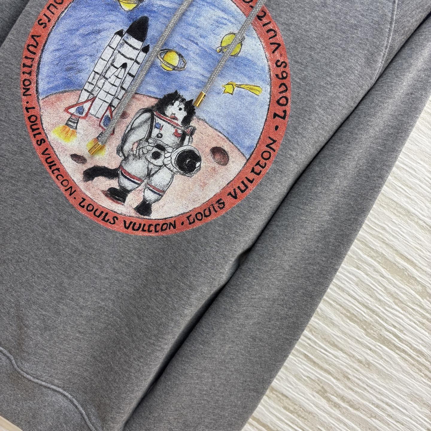 L家 25早秋新款 涂鸦图案连帽卫衣 连帽抽绳小宽松版型 上身百搭不挑人 胸前童趣可爱的宇航员涂鸦图案 