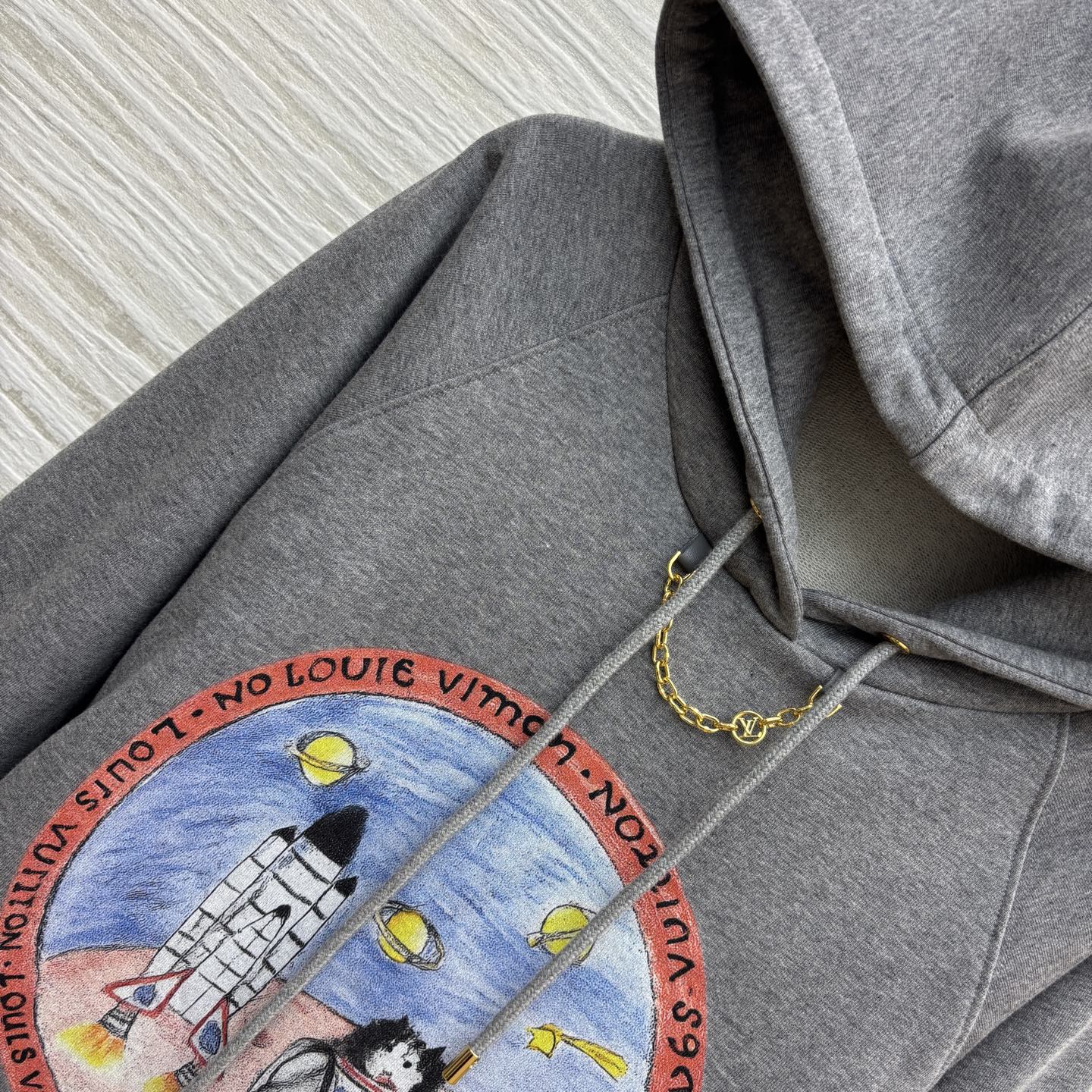 L家 25早秋新款 涂鸦图案连帽卫衣 连帽抽绳小宽松版型 上身百搭不挑人 胸前童趣可爱的宇航员涂鸦图案 