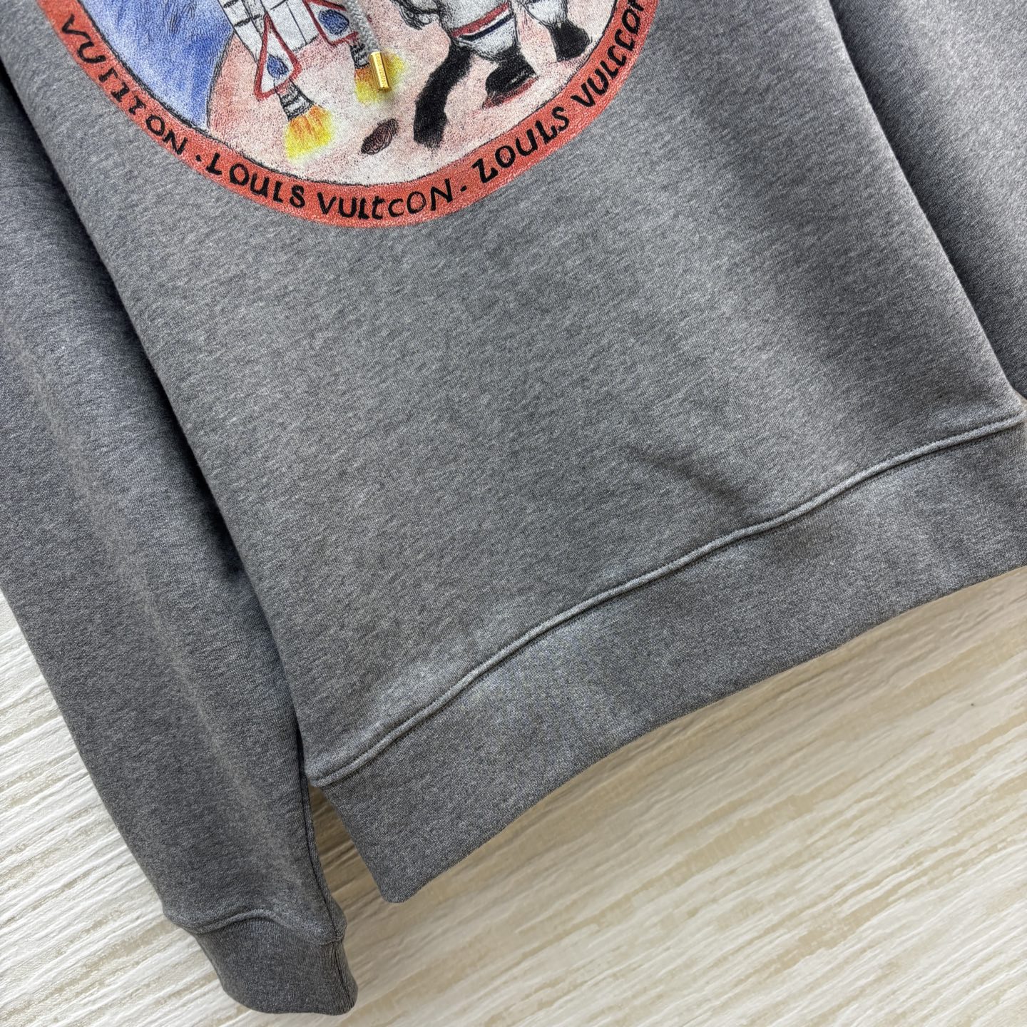 L家 25早秋新款 涂鸦图案连帽卫衣 连帽抽绳小宽松版型 上身百搭不挑人 胸前童趣可爱的宇航员涂鸦图案 