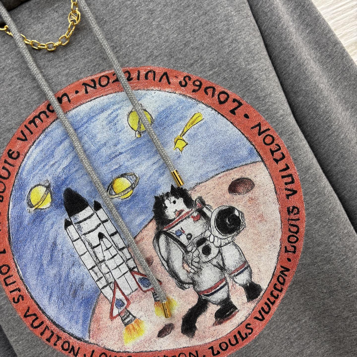 L家 25早秋新款 涂鸦图案连帽卫衣 连帽抽绳小宽松版型 上身百搭不挑人 胸前童趣可爱的宇航员涂鸦图案 