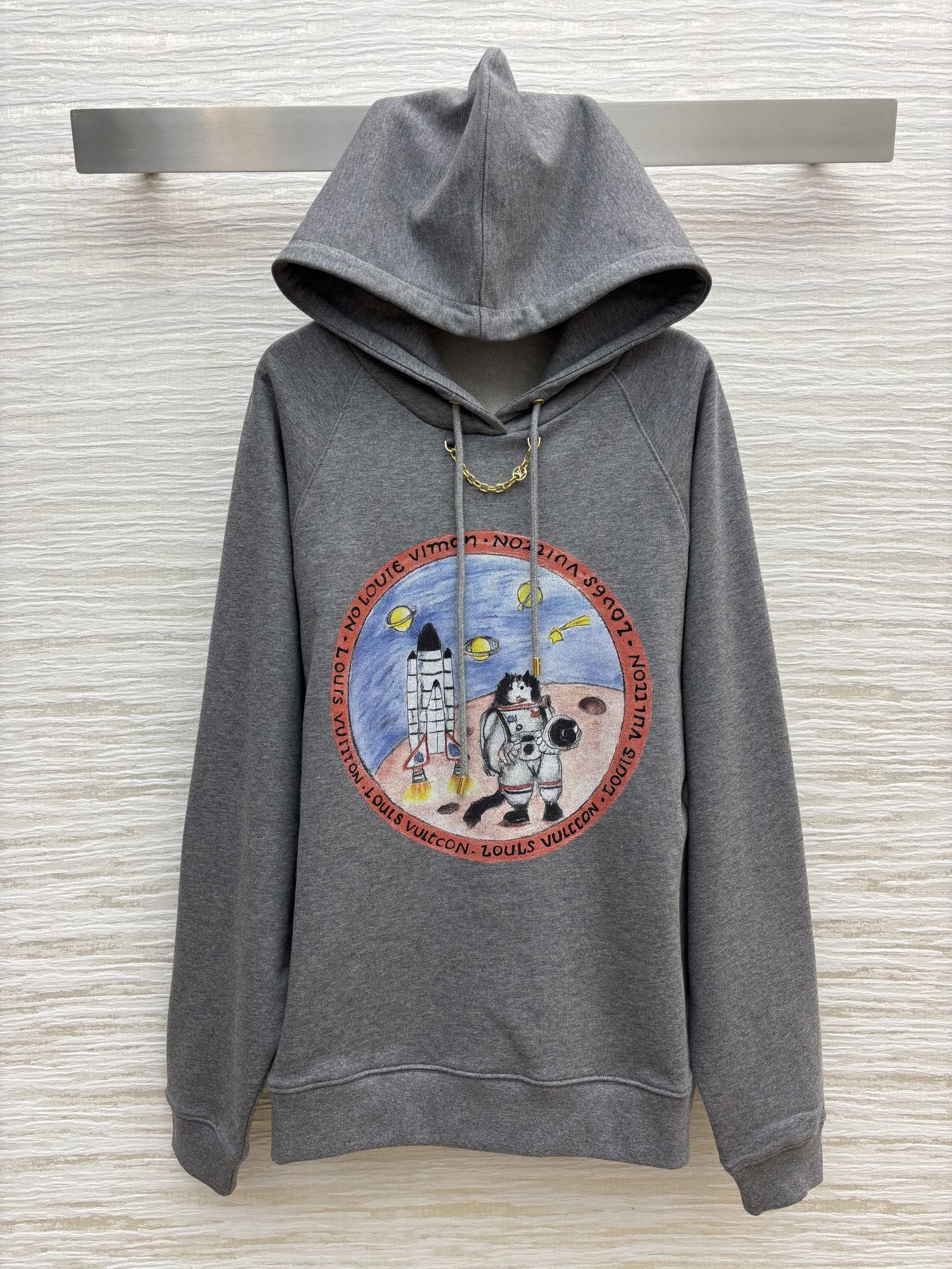 L家 25早秋新款 涂鸦图案连帽卫衣 连帽抽绳小宽松版型 上身百搭不挑人 胸前童趣可爱的宇航员涂鸦图案 