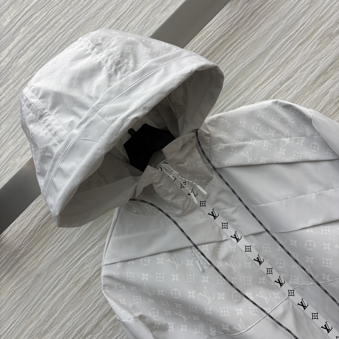 L家 25早秋新款 暗纹老花拼接连帽夹克外套 拉链短款连帽设计帅气有型 轻松营造酷帅氛围感 拼接老花印花