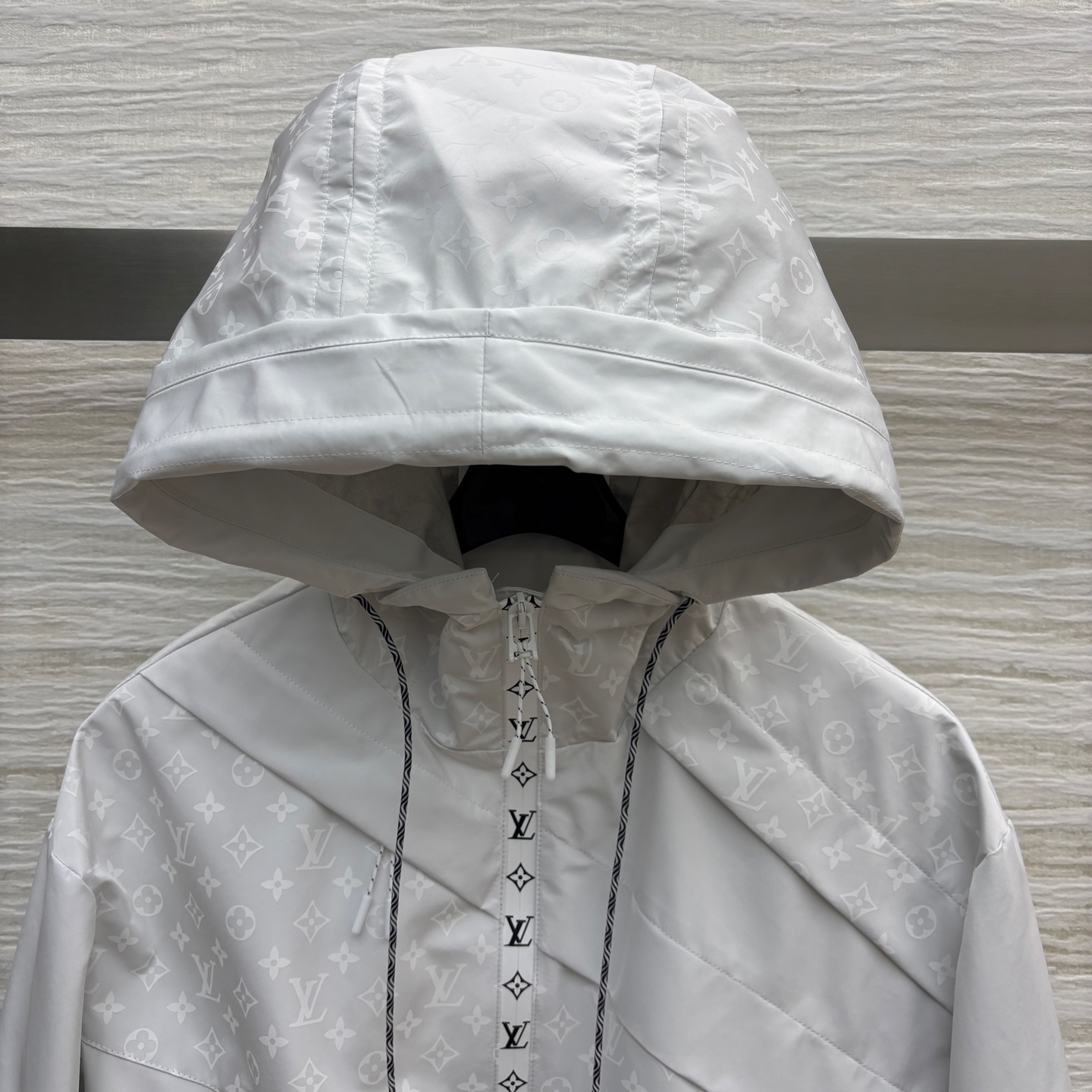 L家 25早秋新款 暗纹老花拼接连帽夹克外套 拉链短款连帽设计帅气有型 轻松营造酷帅氛围感 拼接老花印花