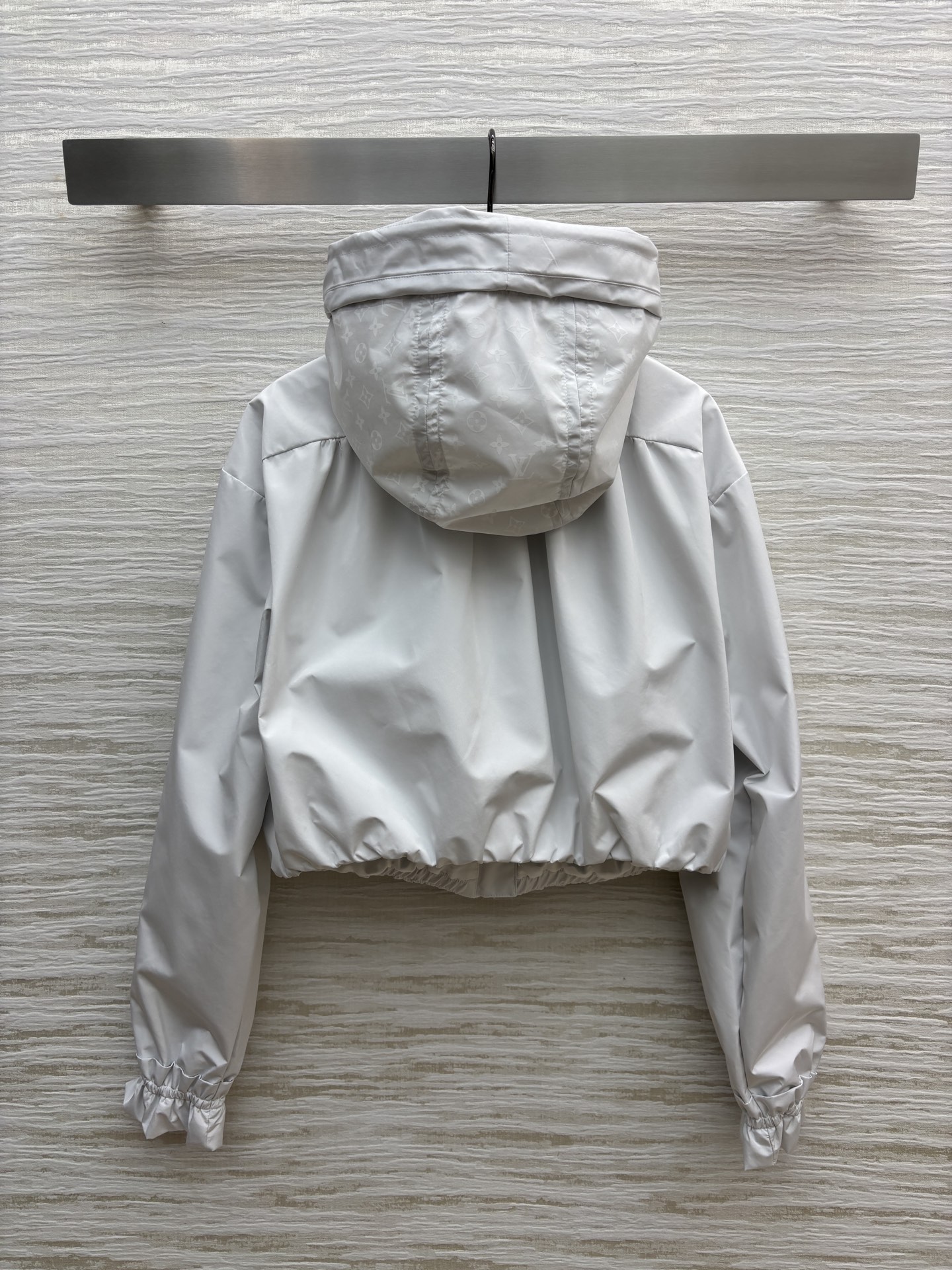 L家 25早秋新款 暗纹老花拼接连帽夹克外套 拉链短款连帽设计帅气有型 轻松营造酷帅氛围感 拼接老花印花