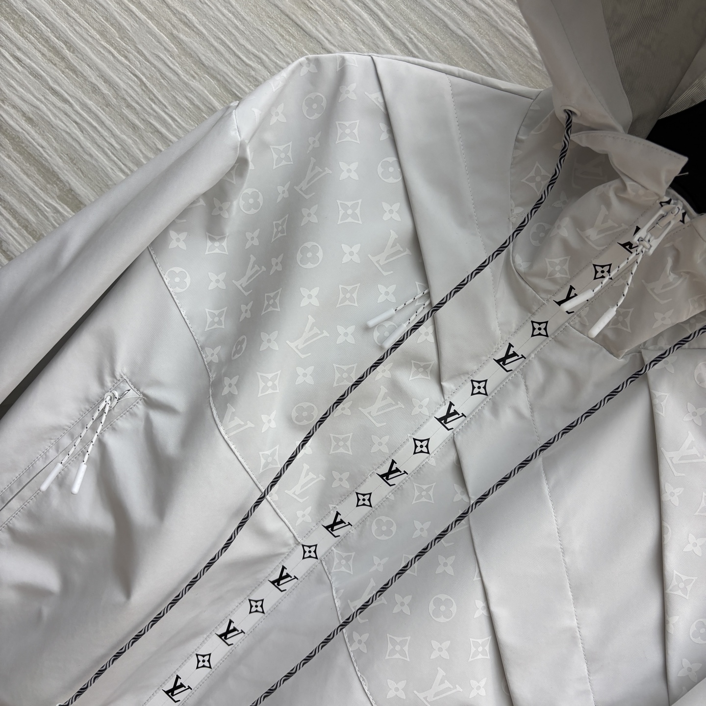 L家 25早秋新款 暗纹老花拼接连帽夹克外套 拉链短款连帽设计帅气有型 轻松营造酷帅氛围感 拼接老花印花